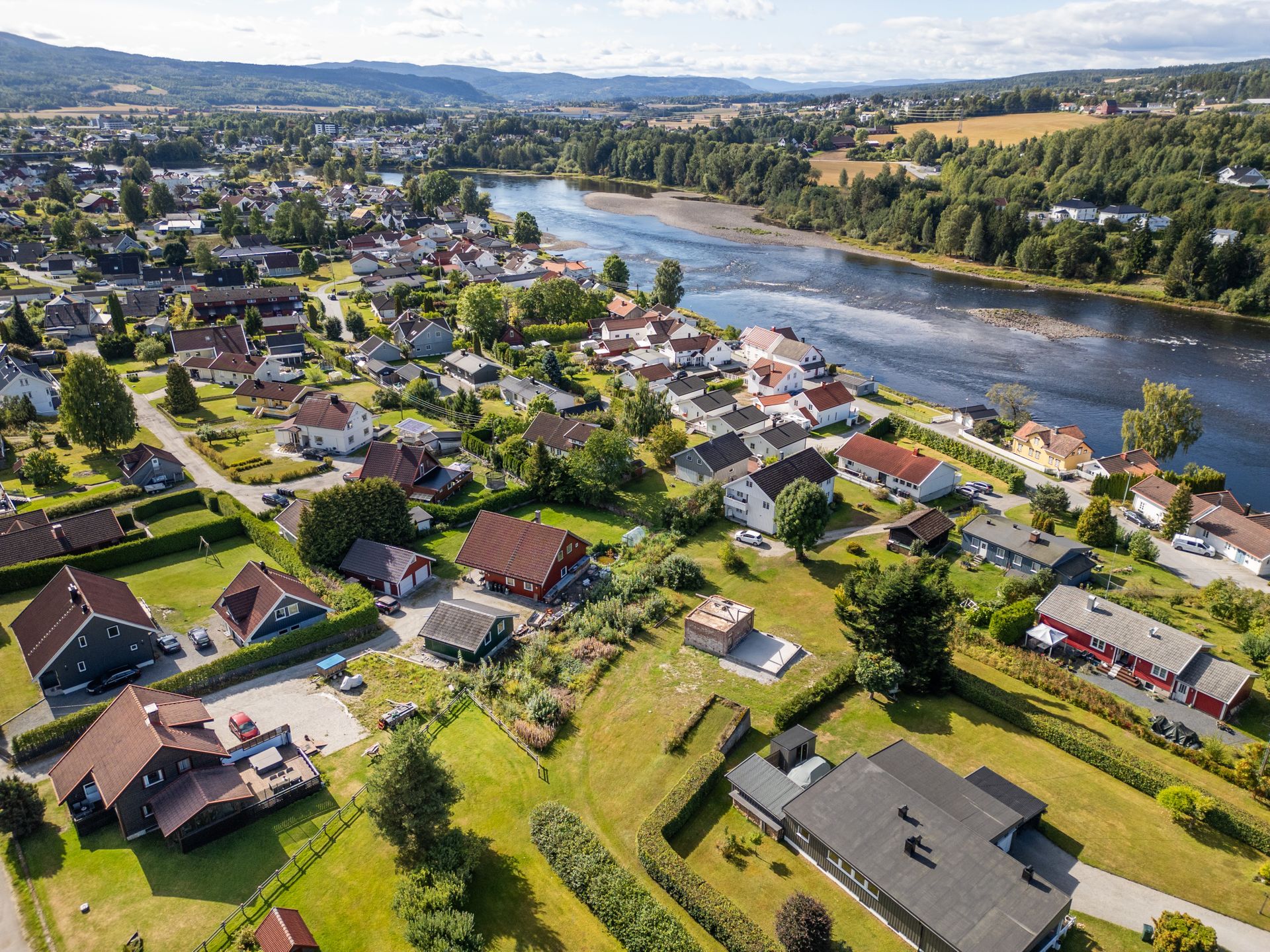 Eiendommen ligger i rolige omgivelser med nærhet til elveløpet og turterreng.. Bilde nummer 2 av 3
