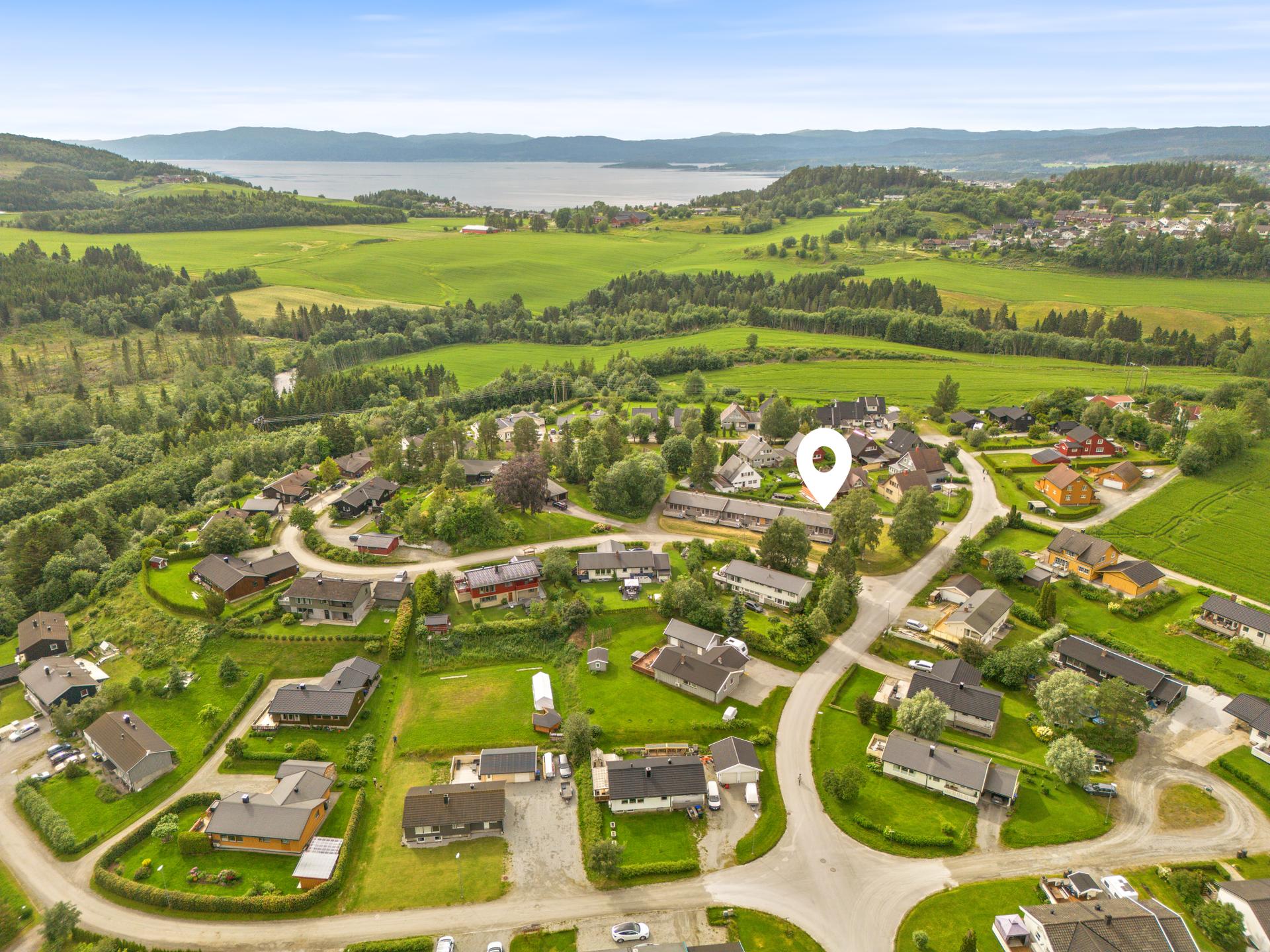 Her bor du i rolige omgivelser med kort vei til barnehage, lekeplass og flotte turmuligheter, kun ca 2,5 km til Steinkjer sentrum. . Bilde nummer 2 av 3