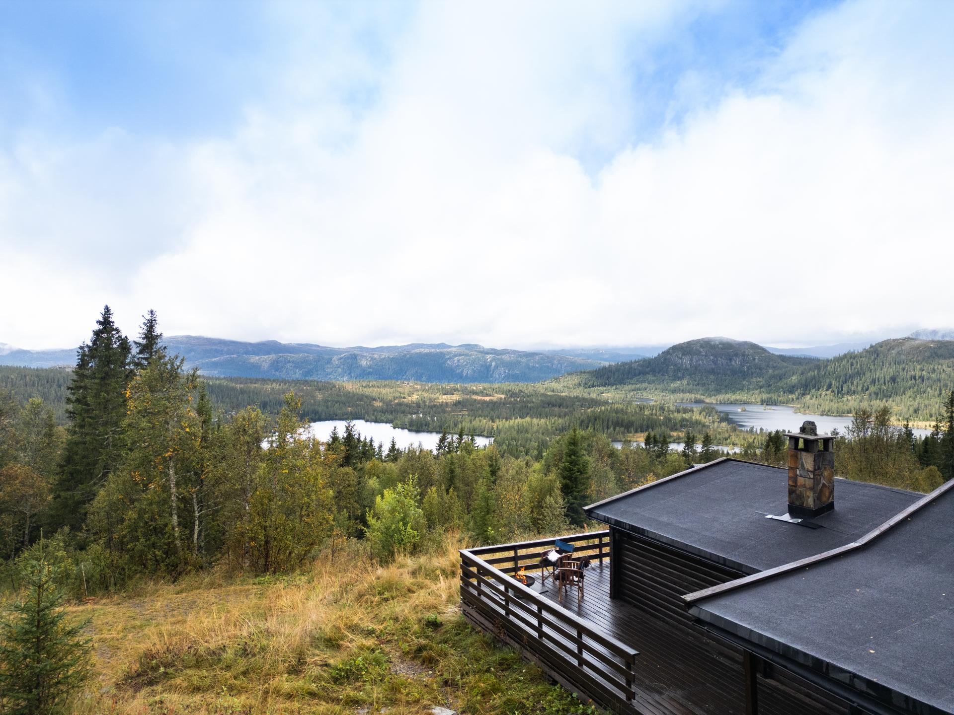 Hytta har nydelig og usjenert terrasse og uteområde, hvor man kan spenne på seg skia i hytteveggen og gli rett inn i langrennsløypene.. Bilde nummer 3 av 3