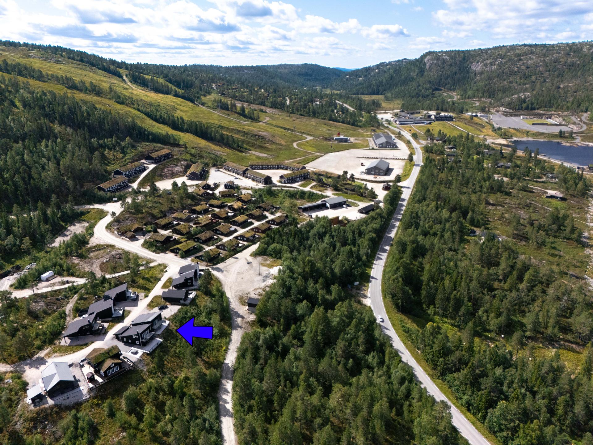 Tunringen 10 ligger fint og solfylt til på Gautefall med gangavstand til skibakken, vakre turområder, ski lodge, aktivitetsbakken og afterski.. Bilde nummer 2 av 3