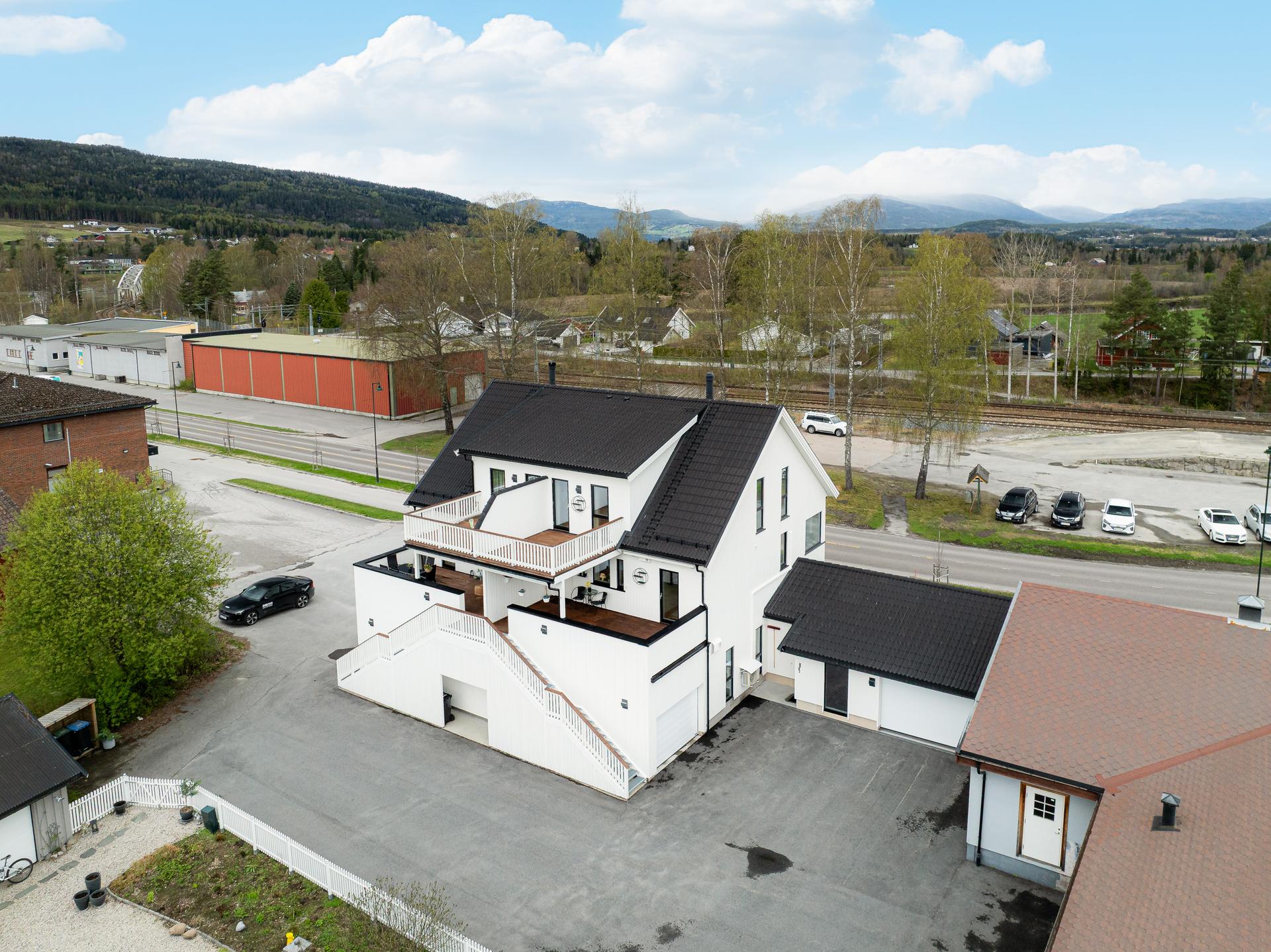 Nyere bygd og sentral kombinasjonseiendom med 2 flotte leiligheter, to butikklokaler, garasjer mm, sentralt på Gvarv.. Bilde nummer 2 av 3