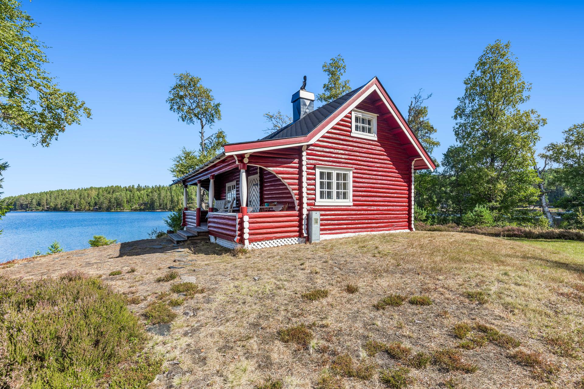 Eiendommen ligger på øya Råliholmen i Bæreia, med egen strandlinje.. Bilde nummer 3 av 3