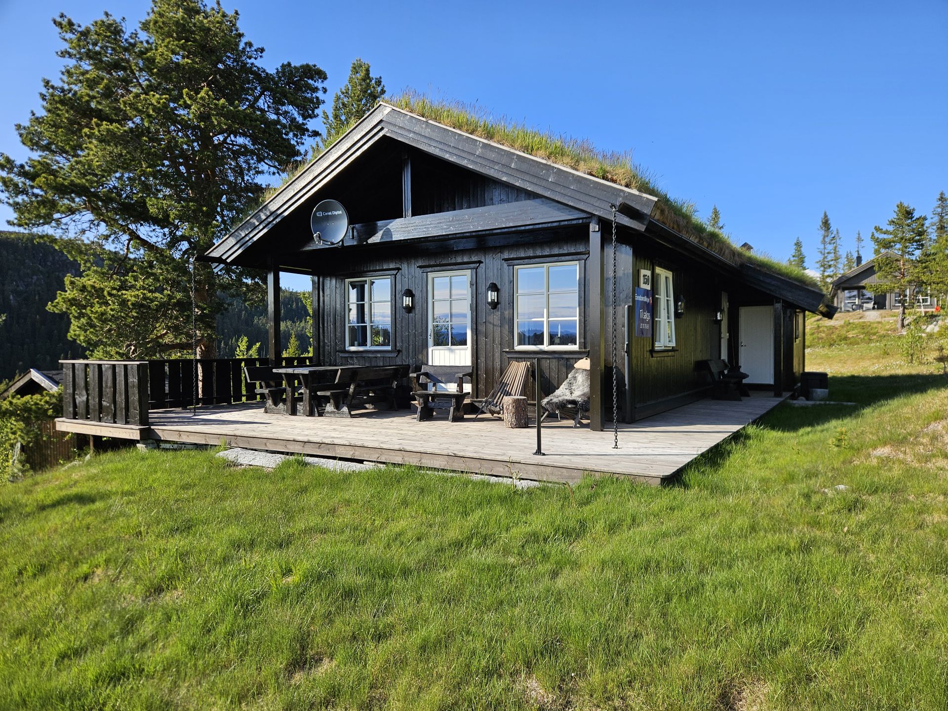 Hytta har vei helt frem og gårdsplass med gode parkeringsmuligheter. Bilde nummer 2 av 3