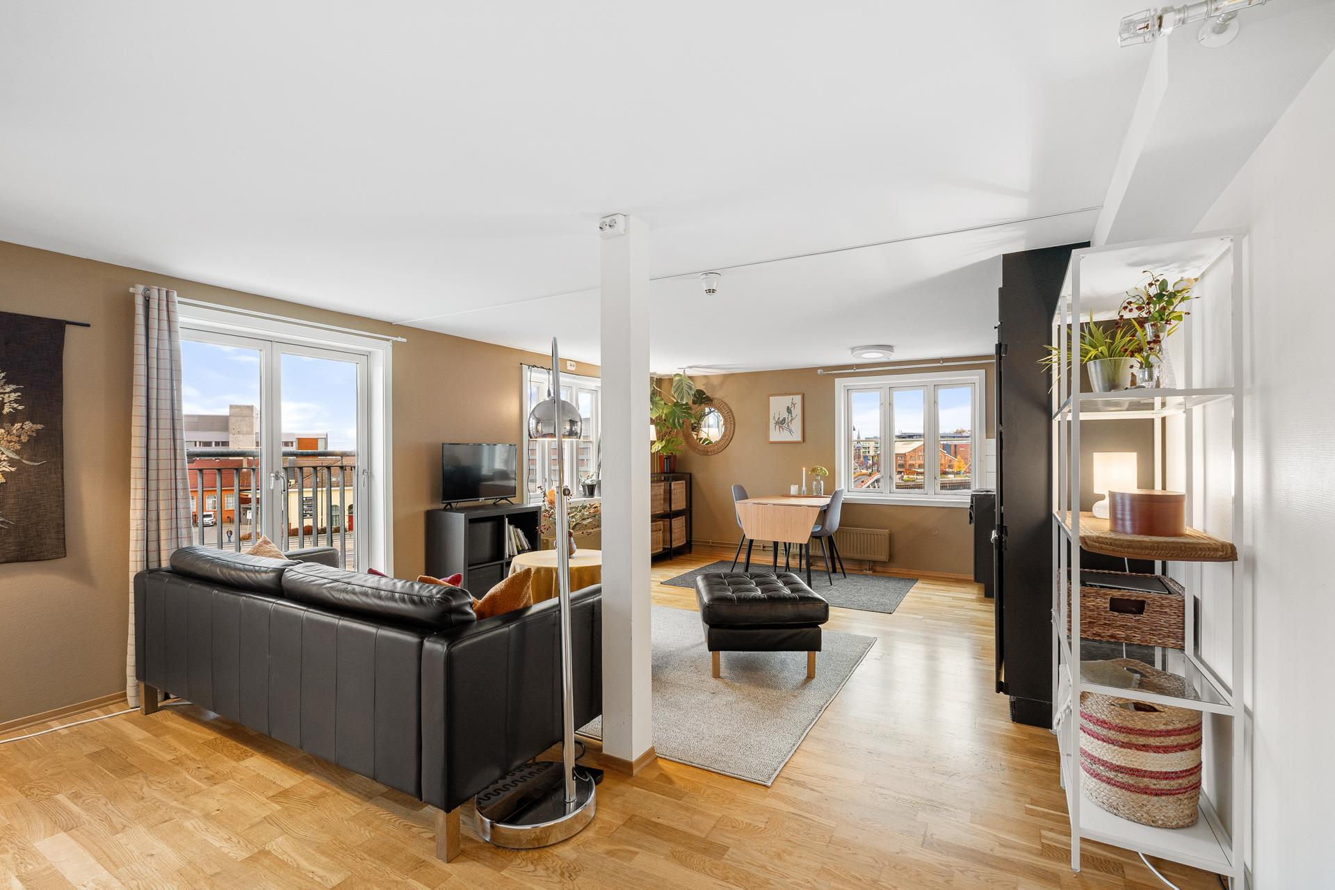 Leiligheten består av store oppholdsrom som er enkle å innrede. . Bilde nummer 2 av 3