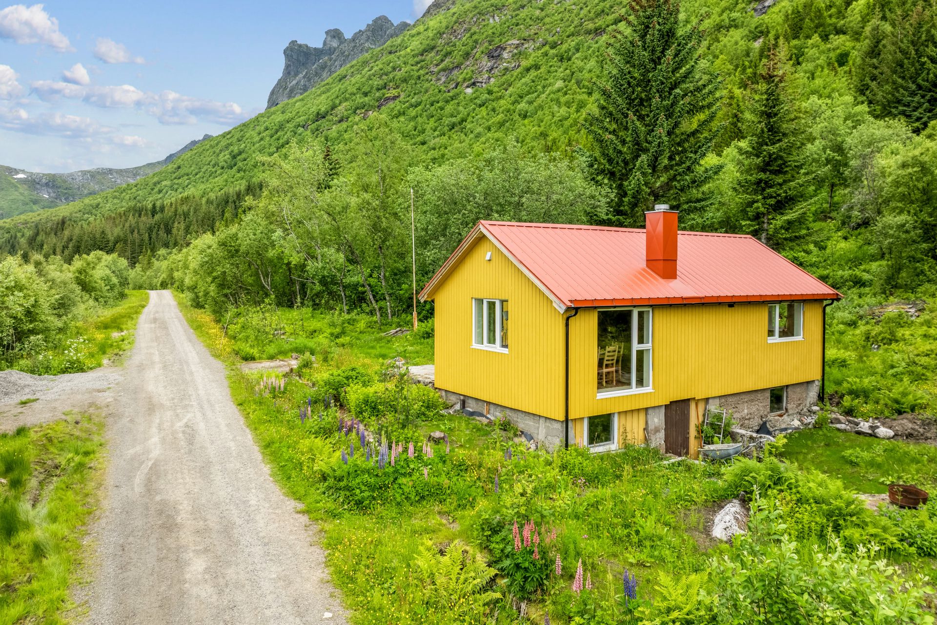 Boligen ligger like ved skiløypen i Kongsmarka. Bilde nummer 2 av 3
