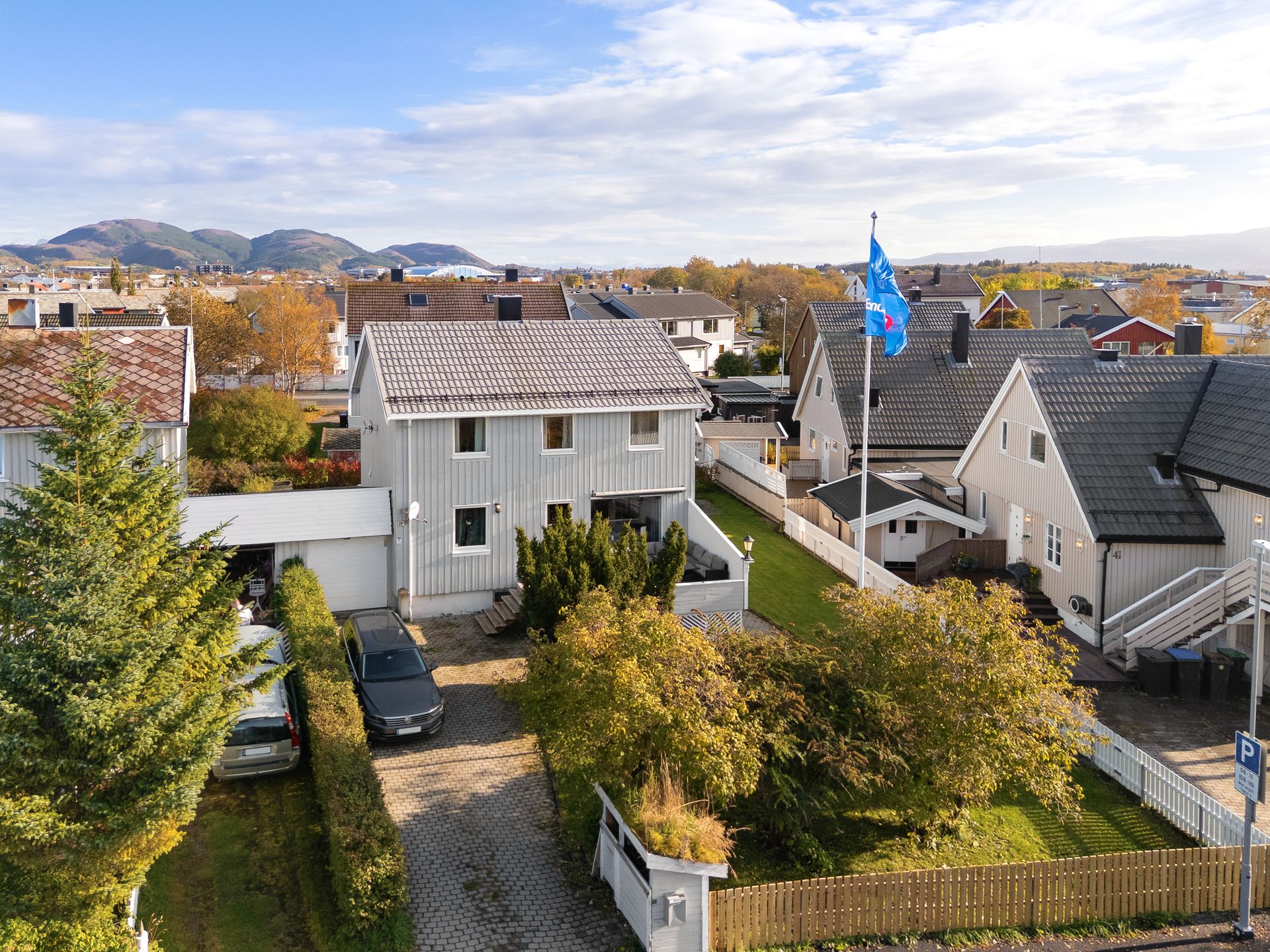 Innholdsrik enebolig over tre plan med tilhørende garasje og pent opparbeidet tomt.. Bilde nummer 2 av 3