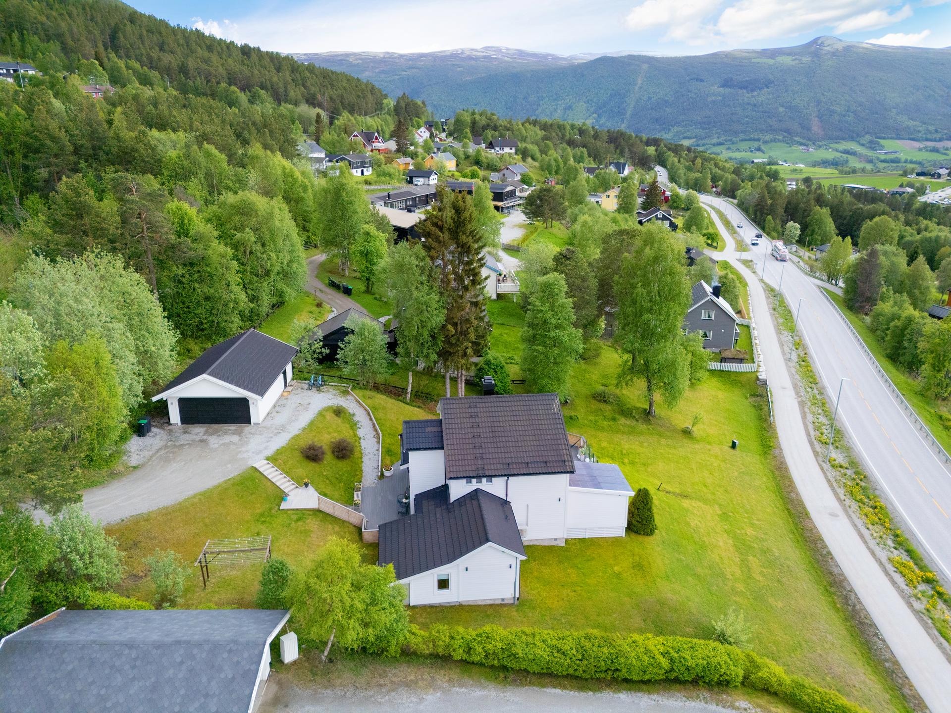 Eiendommen ligger i et skrånende terreng med fin utsikt og gode turmuligheter i nærområdet. . Bilde nummer 3 av 3