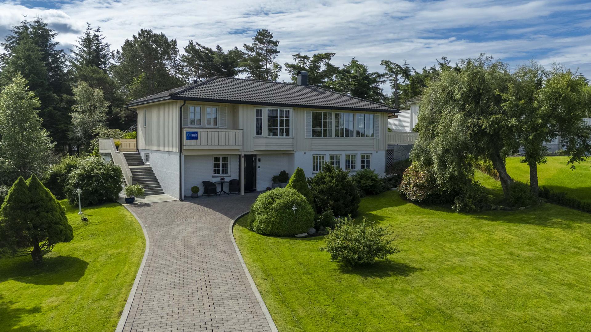 Ein kjempefin einebustad med nydeleg hage!. Bilde nummer 2 av 3