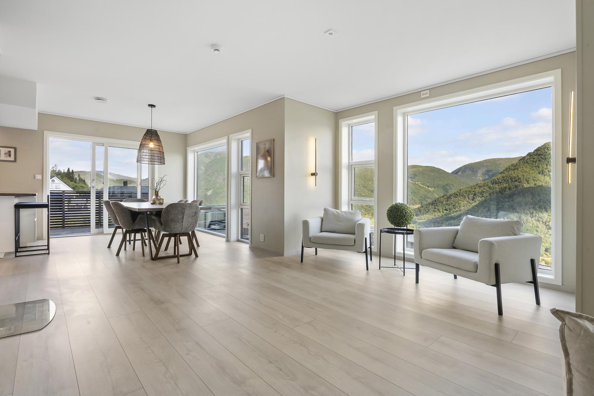 Velkommen inn. Huset har eit romsleg opphaldsrom på omlag 50 kvm med panoramautsikt over fjord, fjell og delar av sentrum.. Bilde nummer 2 av 3