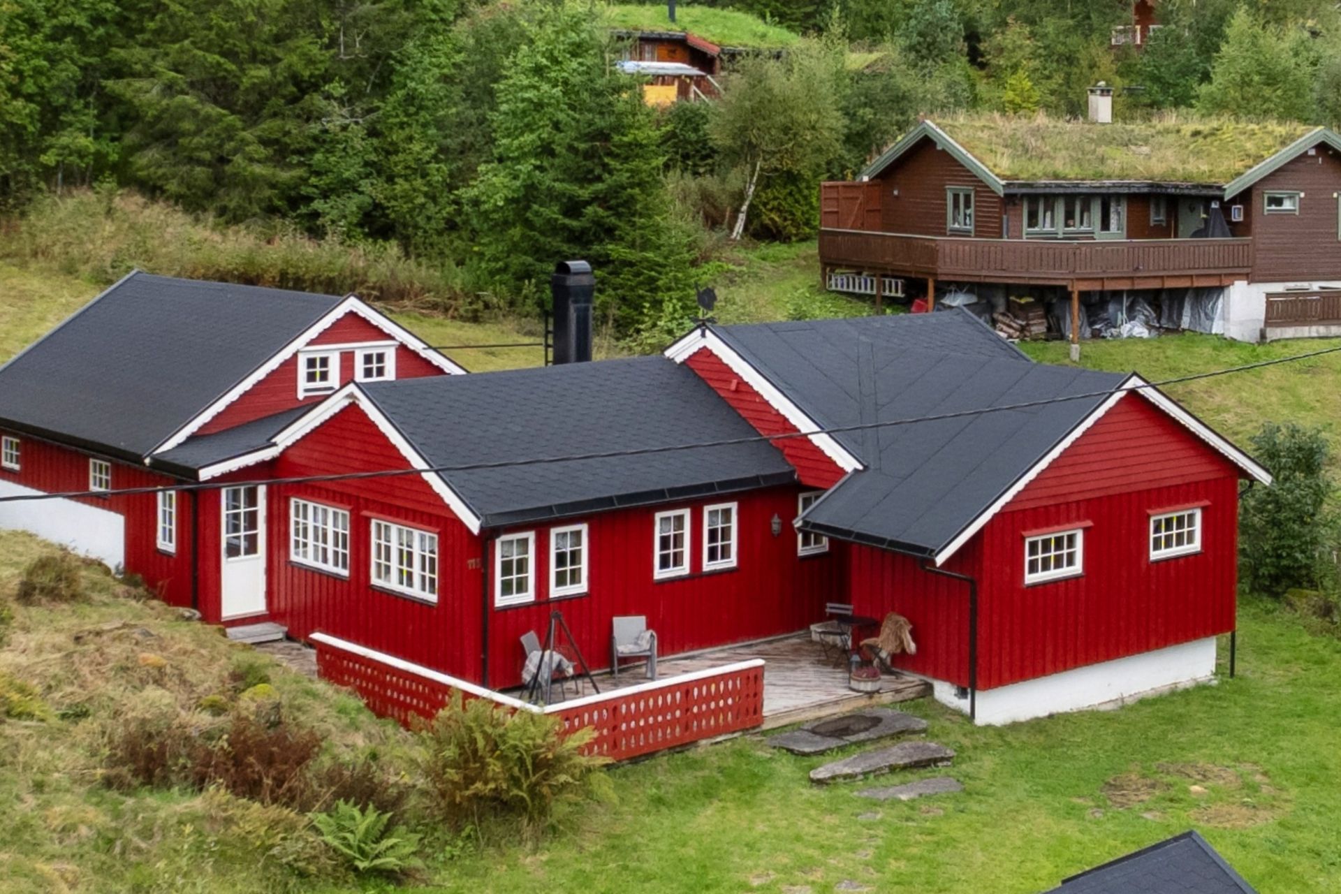 - Fritidsboligen har en flott beliggenhet med kort vei til skianlegget og flere koselige uteområder -. Bilde nummer 3 av 3