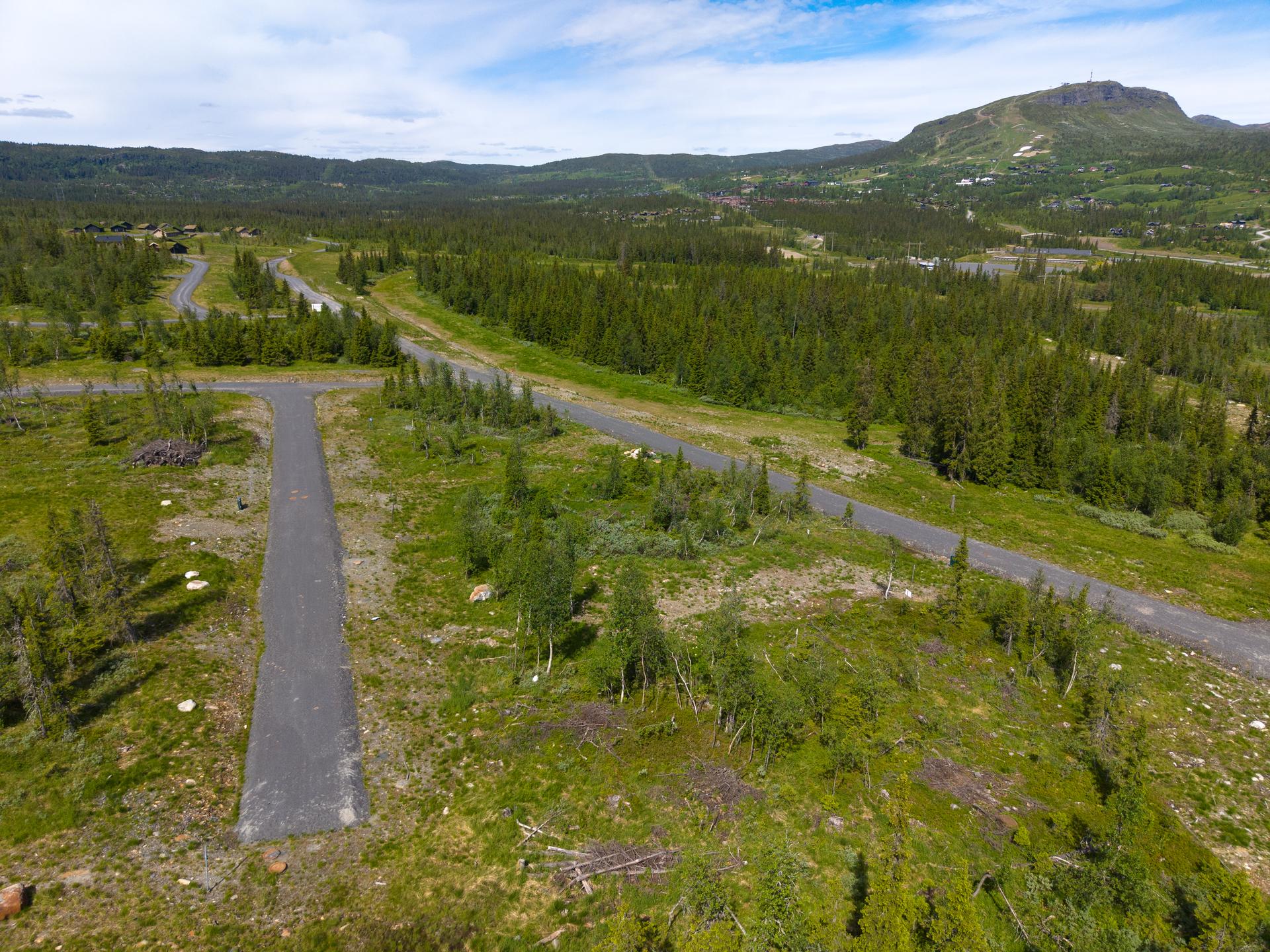 Eiendommen ligger i et etablert hytteområde med utsikt over det omkringliggende fjellandskapet.. Bilde nummer 3 av 3