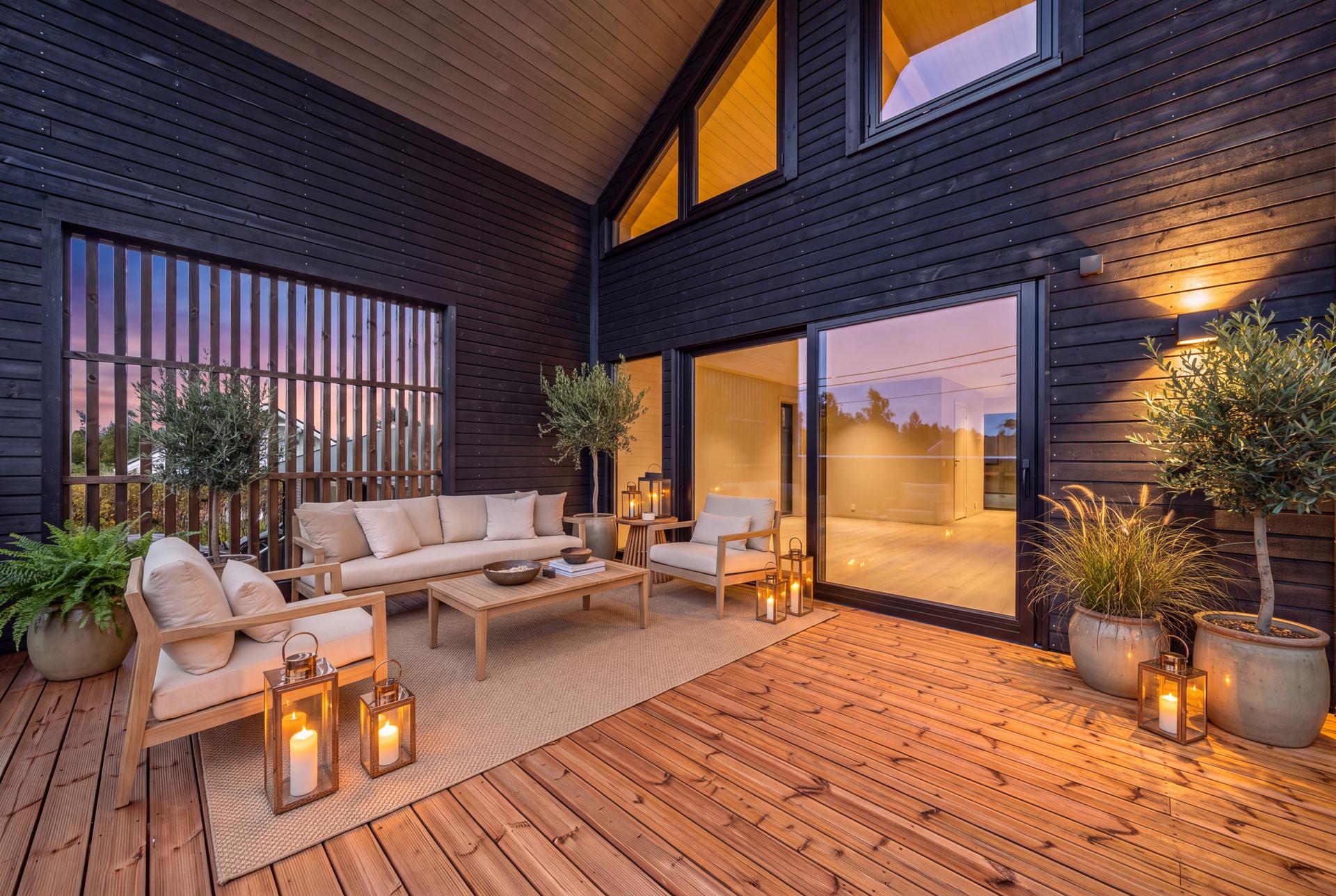 Boligen har en vestvendt terrasse med direkte utgang fra stueetasjen. (digitalt stylet). Bilde nummer 2 av 3