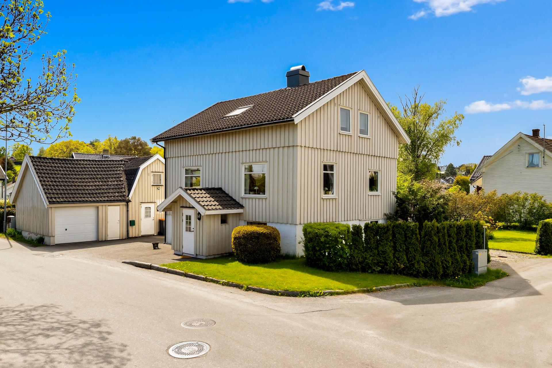 Velkommen til denne innholdsrike eiendommen! Foto: Karl Fillip Kronstad.. Bilde nummer 1 av 3