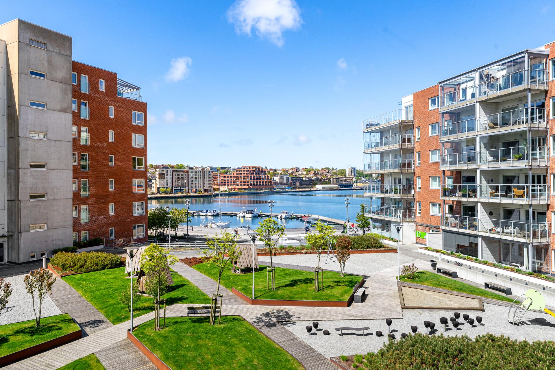 Flott utsikt over fellesarealene og mot Gandsfjorden.. Bilde nummer 2 av 3