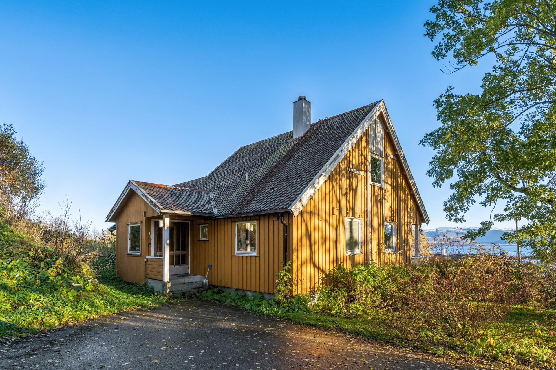 Frittliggende enebolig over tre plan beliggende på en tomt på ca. 1,4 mål på Åsen.. Bilde nummer 2 av 3