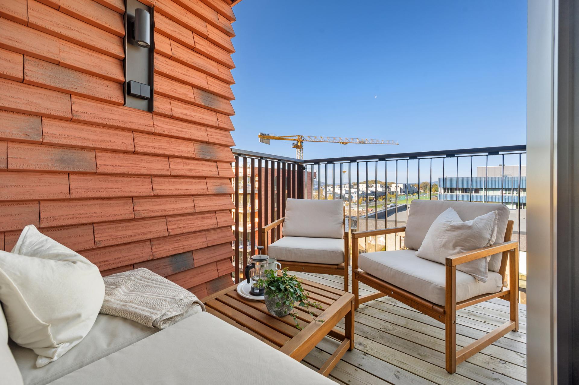 Balkongen er på 7,3 kvadratmeter og er ypperlig å benytte på sommerhalvåret. . Bilde nummer 3 av 3