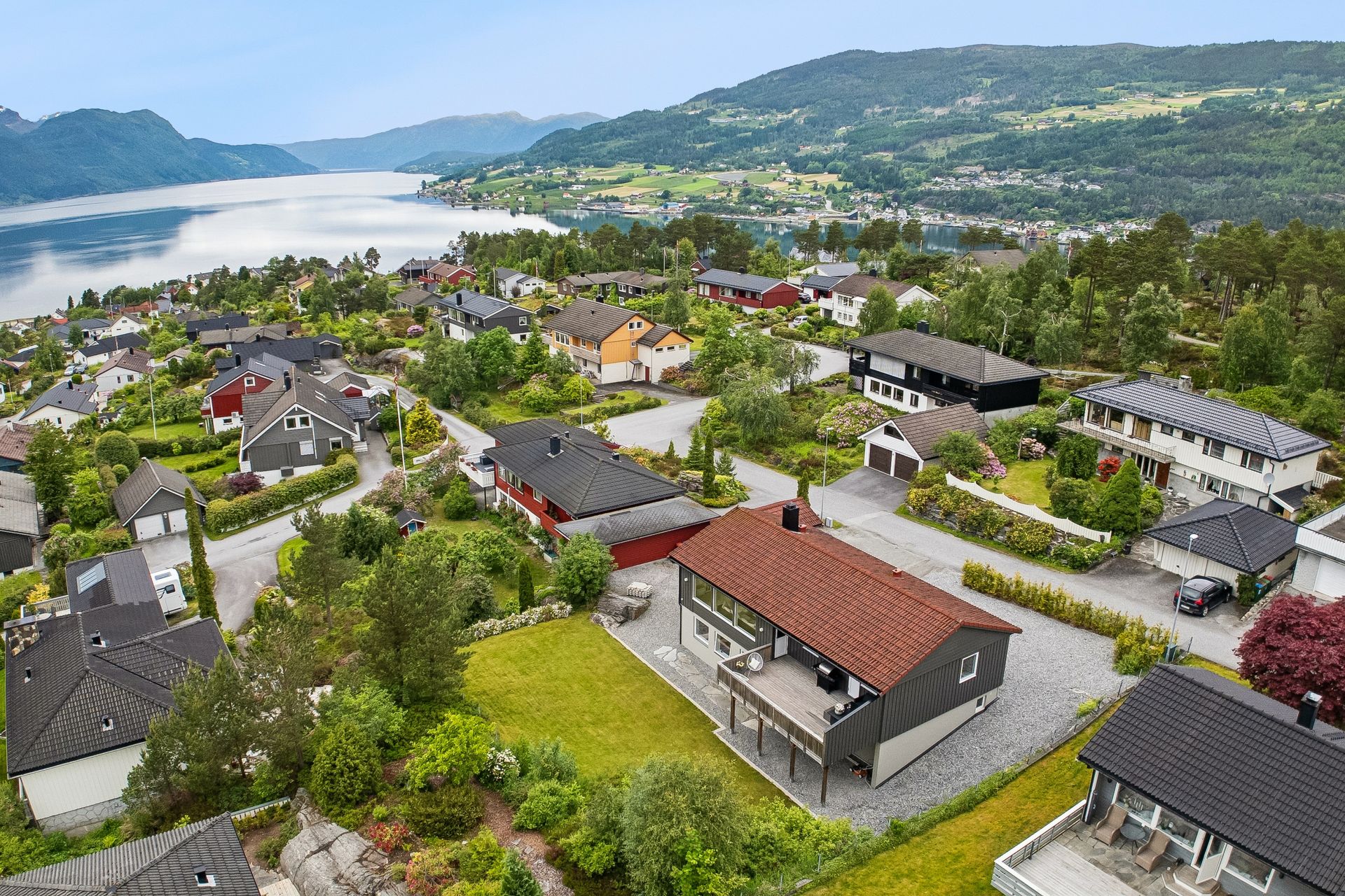 Eigedomen ligg i eit etablert og roleg bustadområde i Åsen, sørvest for Sandane sentrum.. Bilde nummer 3 av 3