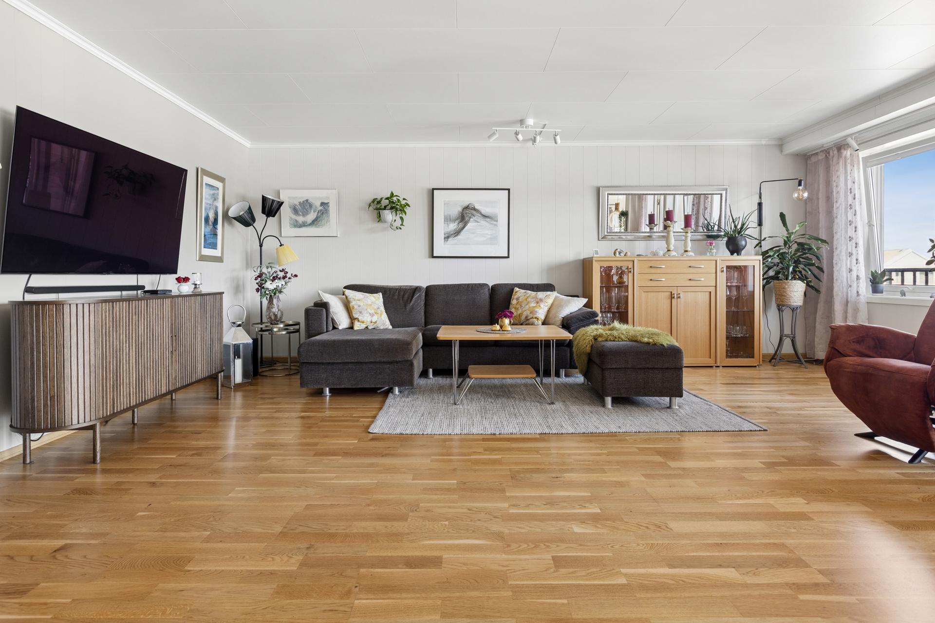 Leiligheten har en åpen stue- og kjøkkenløsning med gulvvarme og parkett som ble skiftet ca. 2019. Bilde nummer 3 av 3