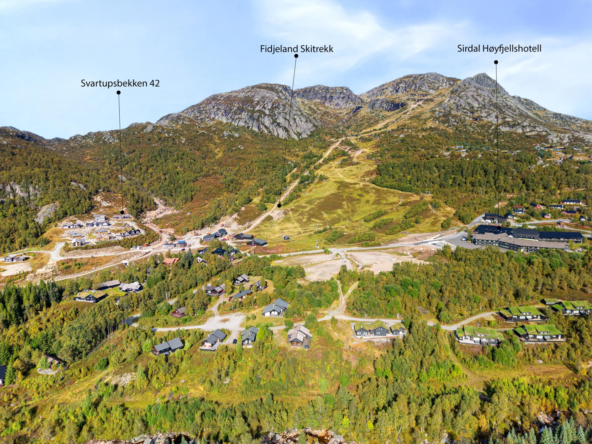Flotte og fredelige turmuligheter rett bak hytten. Her har man en enkel tilgang til urørt natur sommer som vinter. Topptur til Hilleknuten og ned igjen vakre Jogledalen. Ski in/ski out. Bade i basseng på Høyfjellshotellet når du vil ha et avbrekk.. Bilde nummer 2 av 3