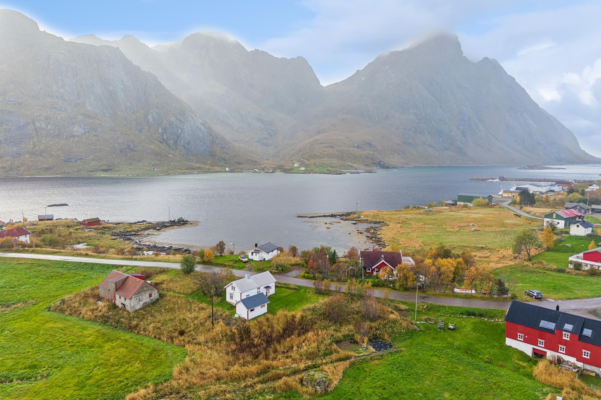 Eiendommen ligger ved Tangstadpollen på yttersiden av Lofoten med fri sikt mot fjorden og havet. Boligen ligger nydelig plassert på Tangstad. Umiddelbar nærhet til flotte turområder, og bare en kort kjøretur til Unstad hvor det er en vakker sandstrand som også er en av verdens beste surfestrender.. Bilde nummer 2 av 3