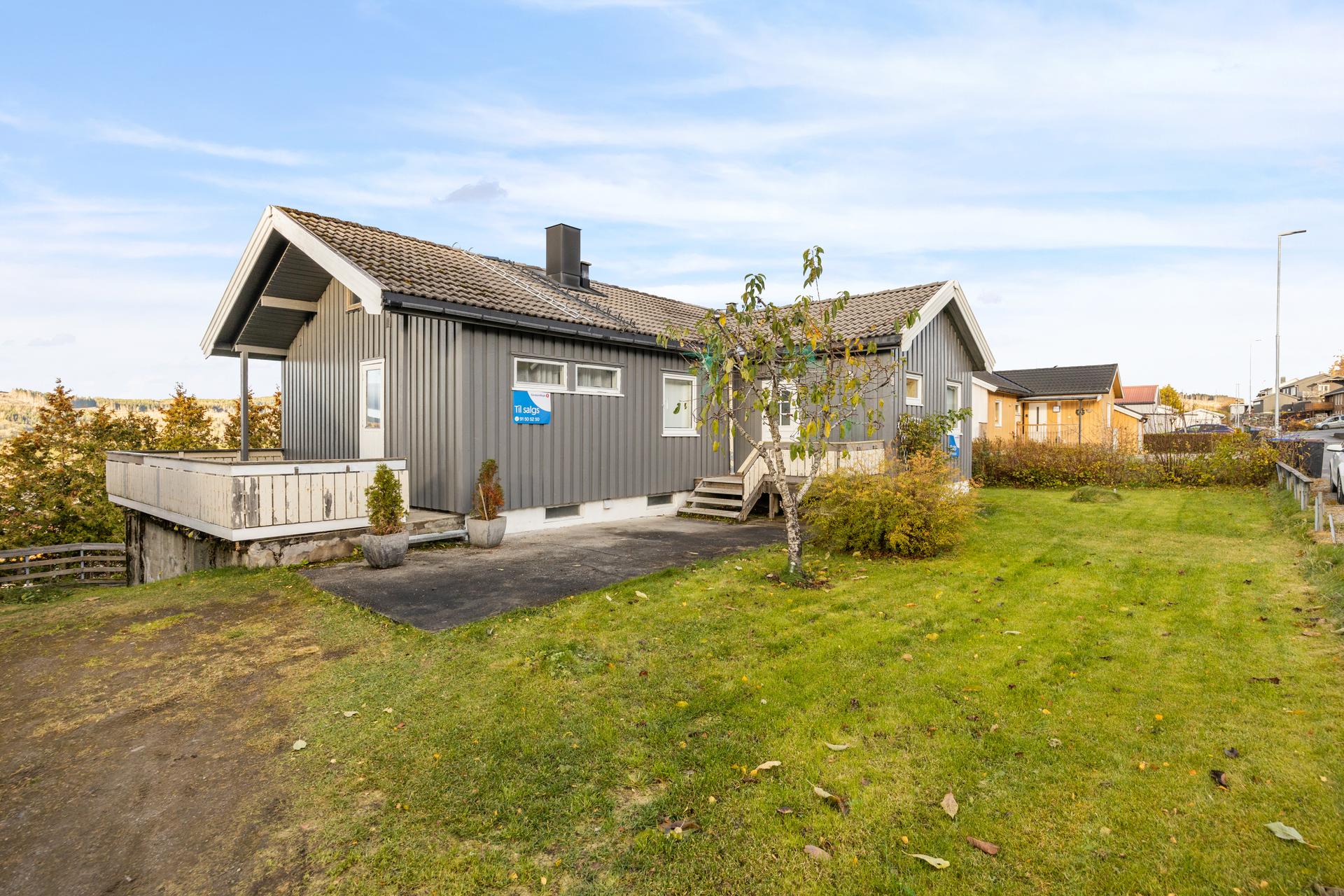 Velkommen til Trøavegen 35, presentert av EiendomsMegler 1 v/ Jim Håkon Ryan Karlsen. Foto: ELW media (Espen Wåde). Bilde nummer 1 av 3