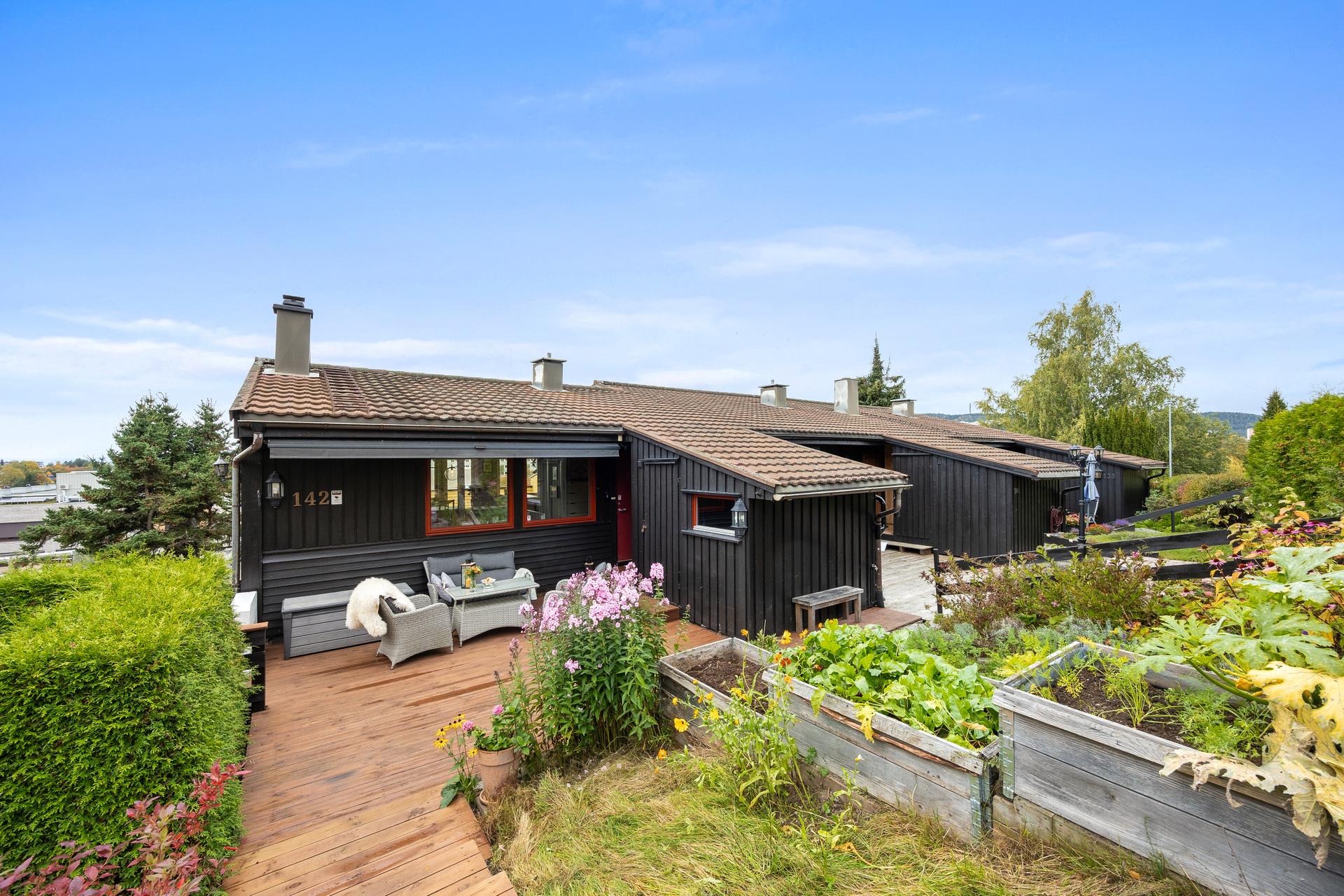 Et flott og romslig enderekkehus over to plan i et barnevennlig boligområde med flere, solrike uteplasser og egen hage.. Bilde nummer 2 av 3