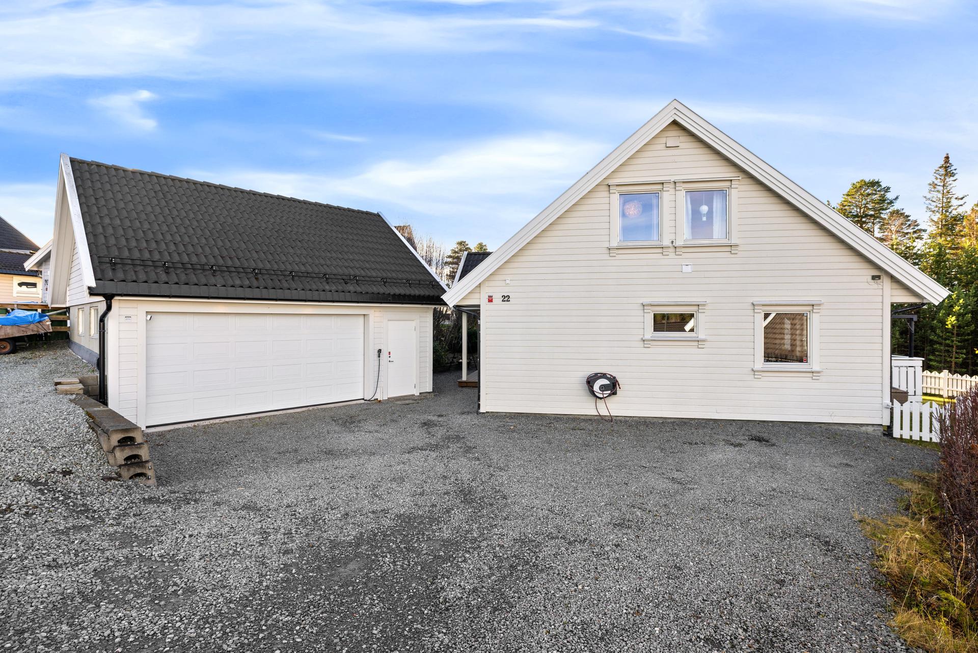 Frittliggende enebolig over to plan med romslig tomt, frittliggende dobbelgarasje med loft og stor markterrasse.. Bilde nummer 2 av 3