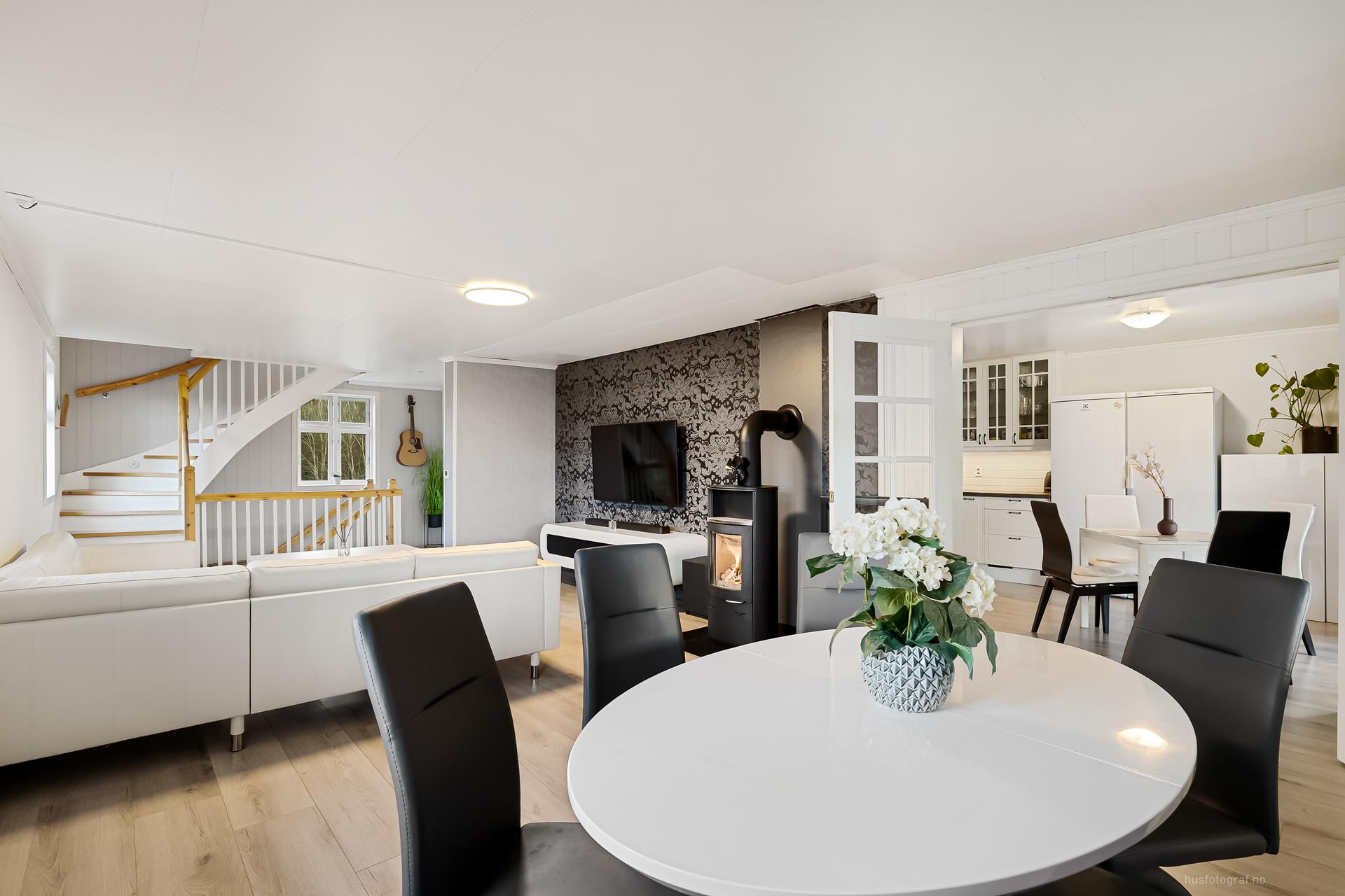 Stuen har slitesterke overlater med laminat på gulv.. Bilde nummer 2 av 3