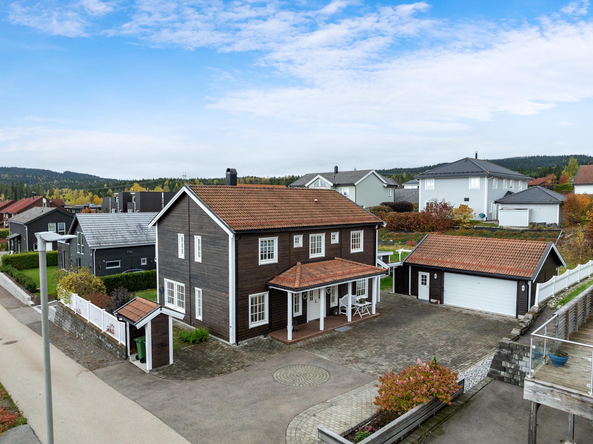 EiendomsMegler1 v/Tina Ulseth Myrvang ønsker velkommen til Korningsveien 11. (Foto: Hege Leren). Bilde nummer 1 av 3