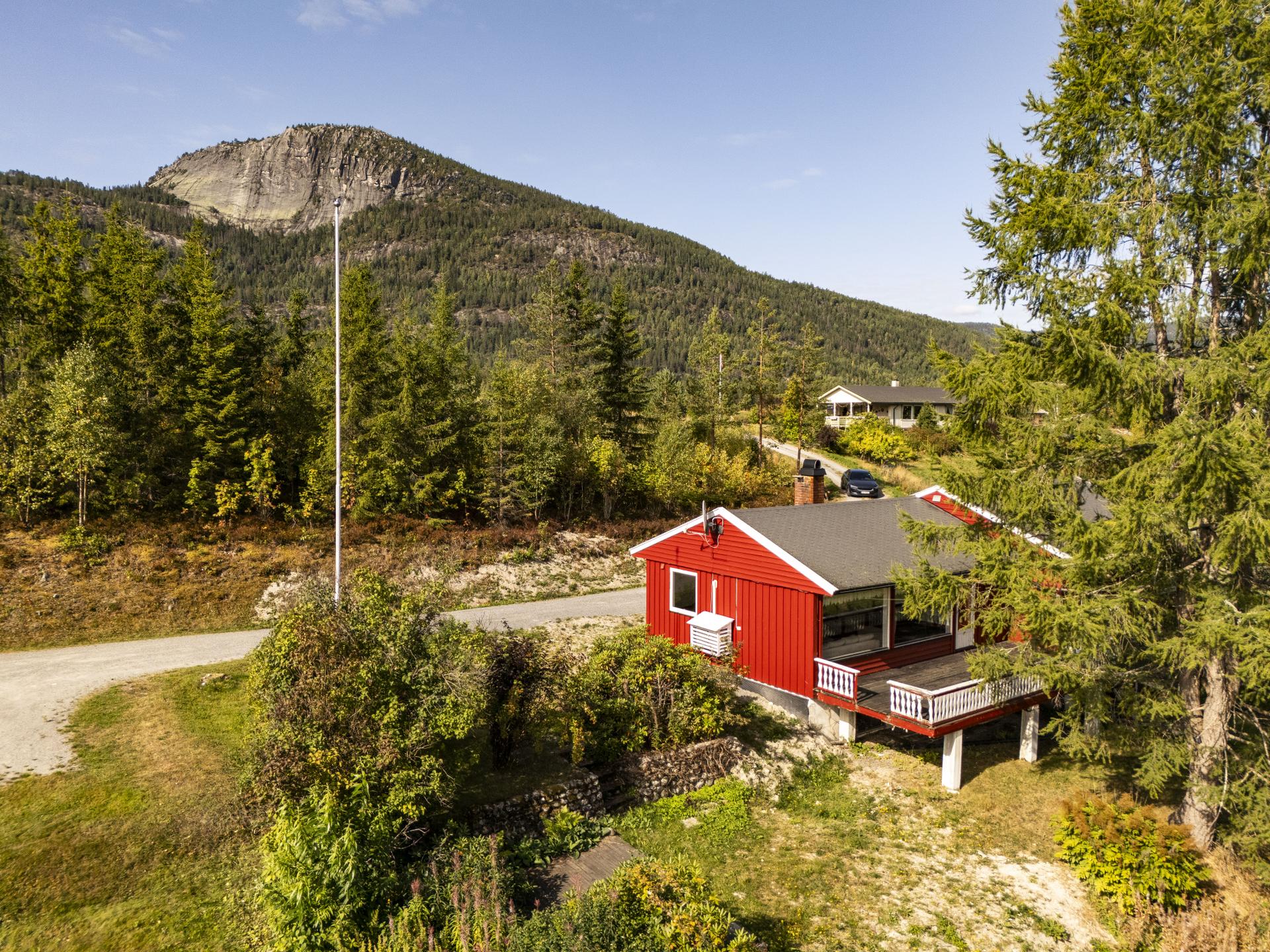 Fra eiendommen er det utsikt mot den ikoniske fjelltoppen Andersnatten.. Bilde nummer 2 av 3
