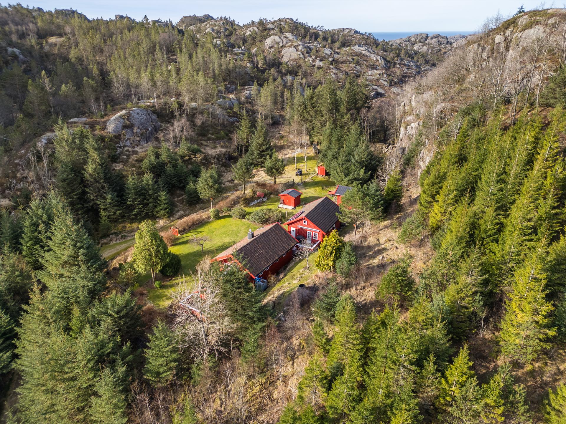 Eiendommen ligger landlig til på Fidsel ved Kvanvik, ca 11 km fra Flekkefjord sentrum.. Bilde nummer 2 av 3