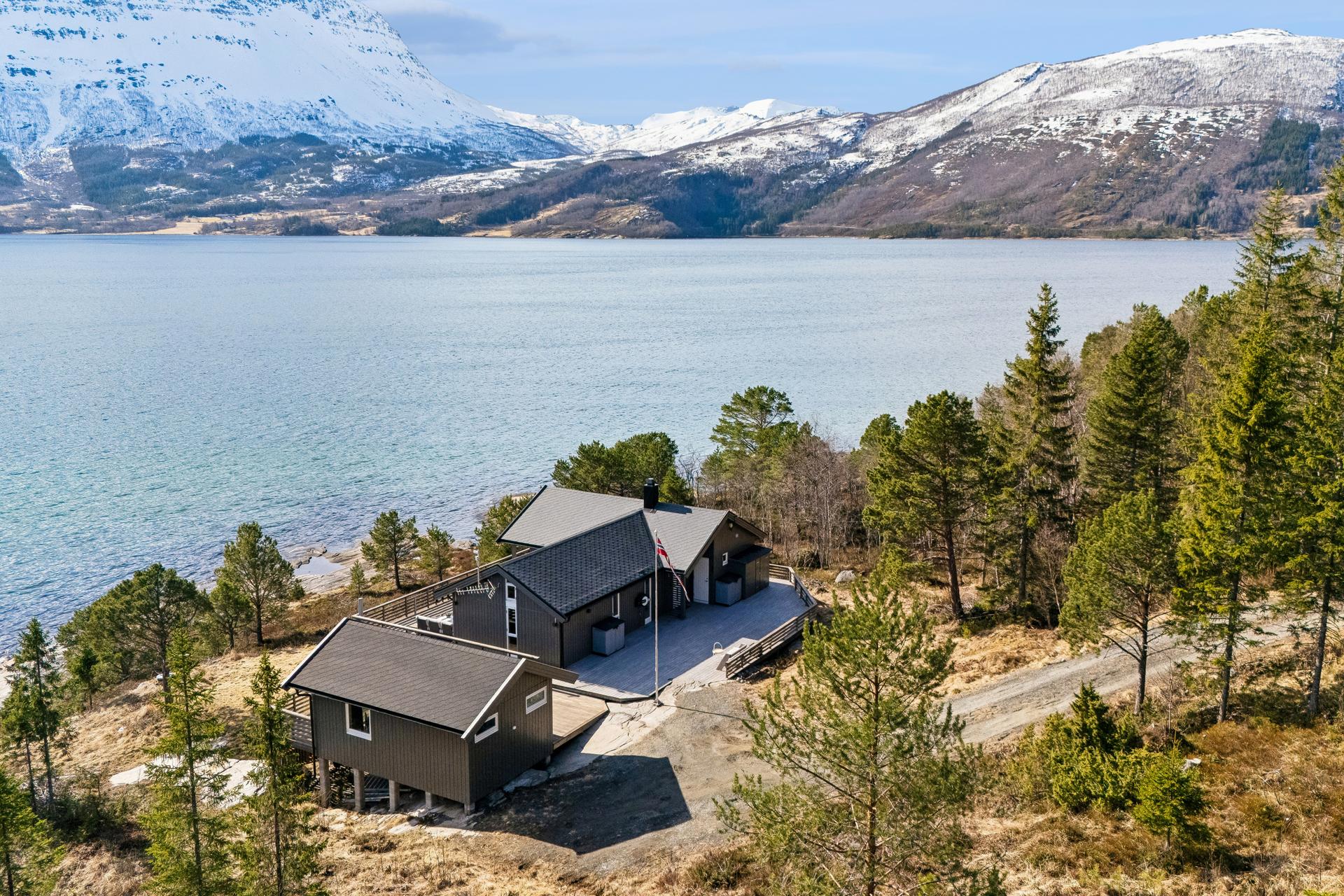 EiendomsMegler 1 v/ Bente Norhild  Larsen ønsker velkommen til Grovfjordveien 1882 -  et eget fristed helt nede ved sjøen. Bilde nummer 1 av 3