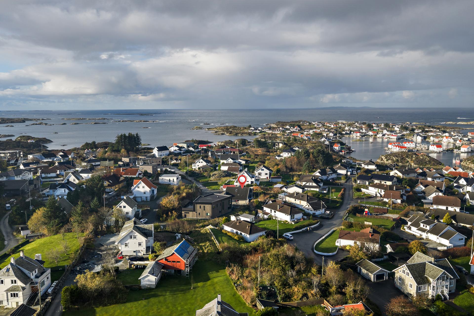 Fra eiendommen er det kort vei til dagligvarebutikk, skole og barnehage.. Bilde nummer 3 av 3