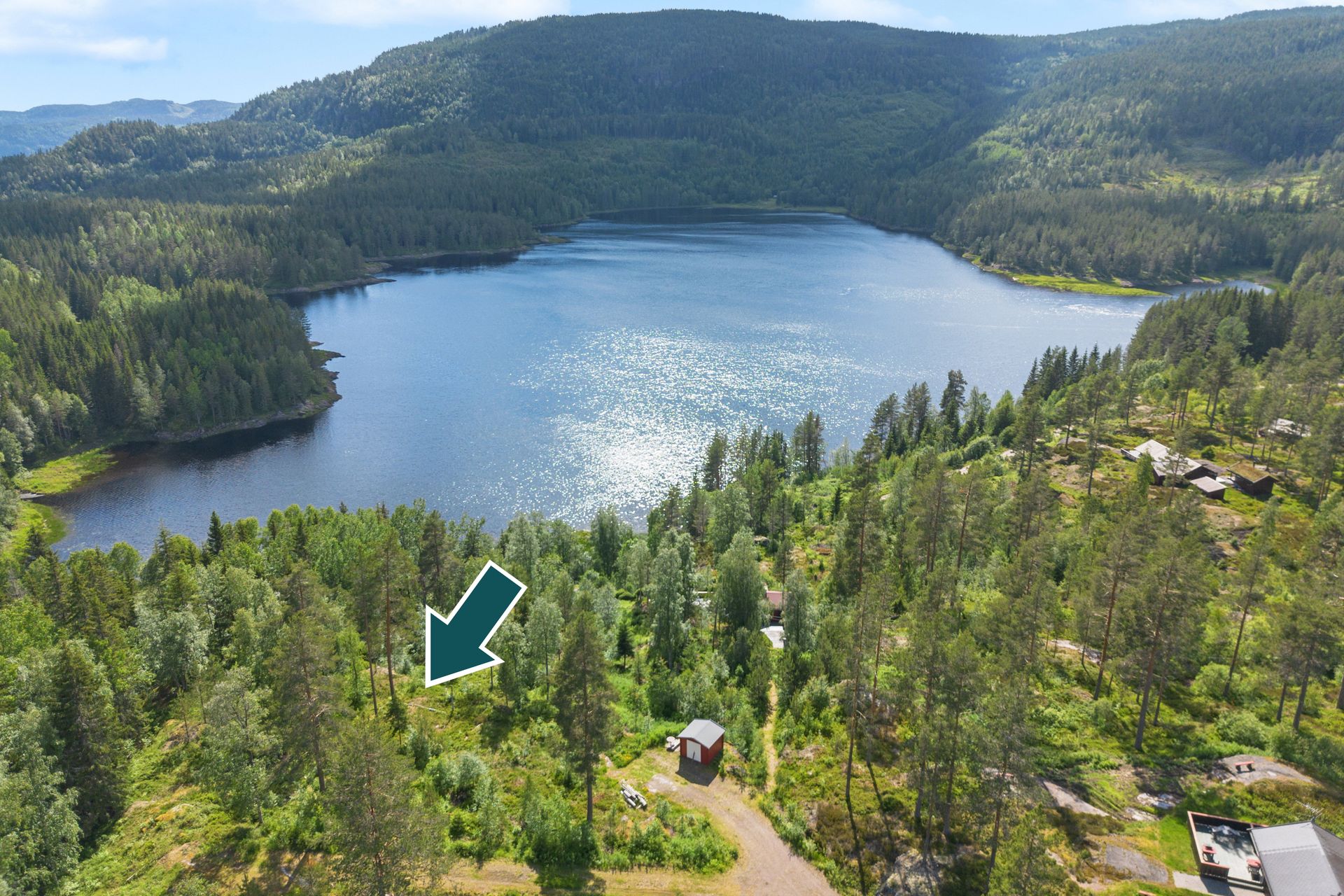 Pilen viser ca plassering av tomten. Bilde nummer 2 av 3