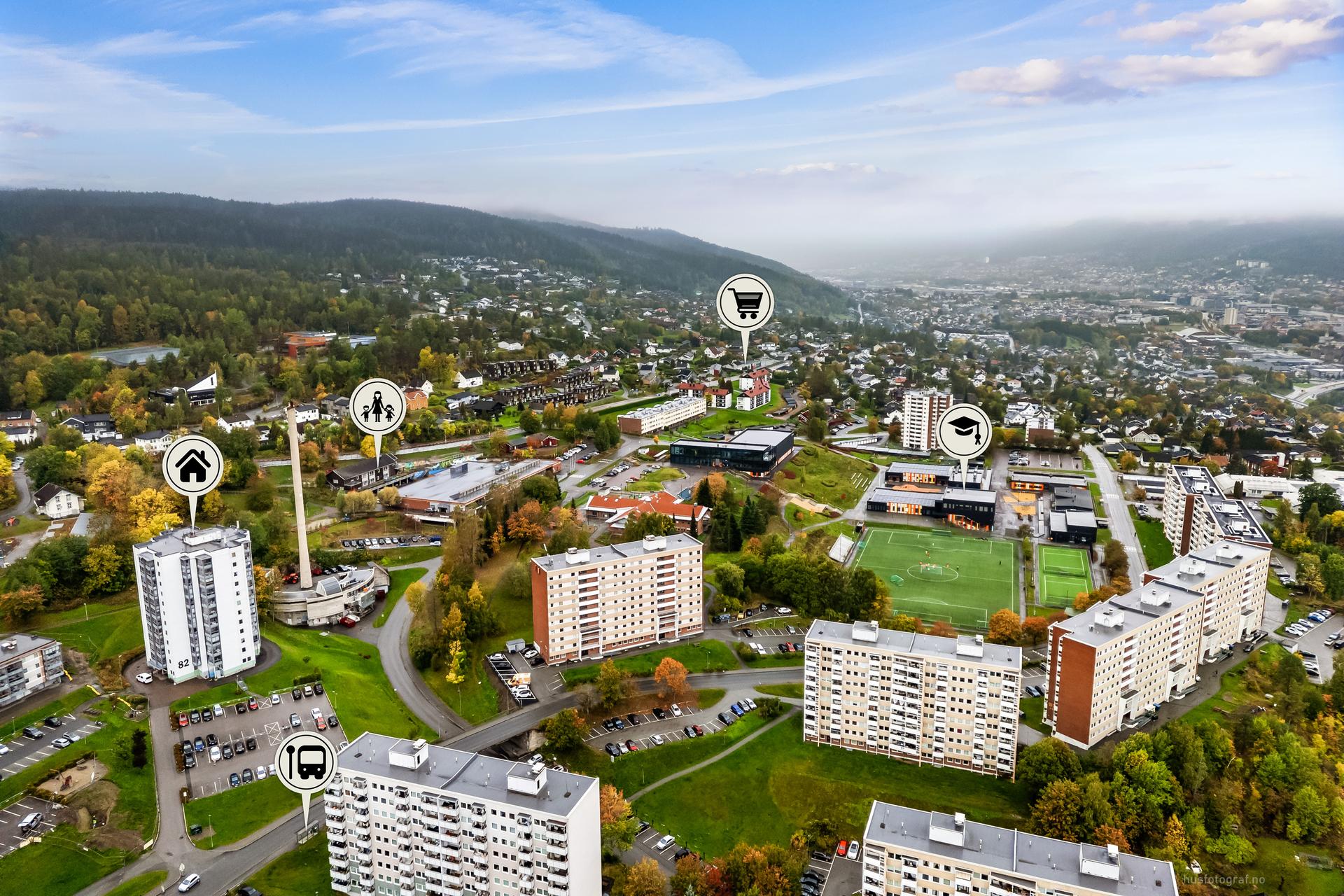Leiligheten ligger i et etablert boligområde med kort vei til skoler, barnehager, butikk og andre servicetilbud.. Bilde nummer 3 av 3