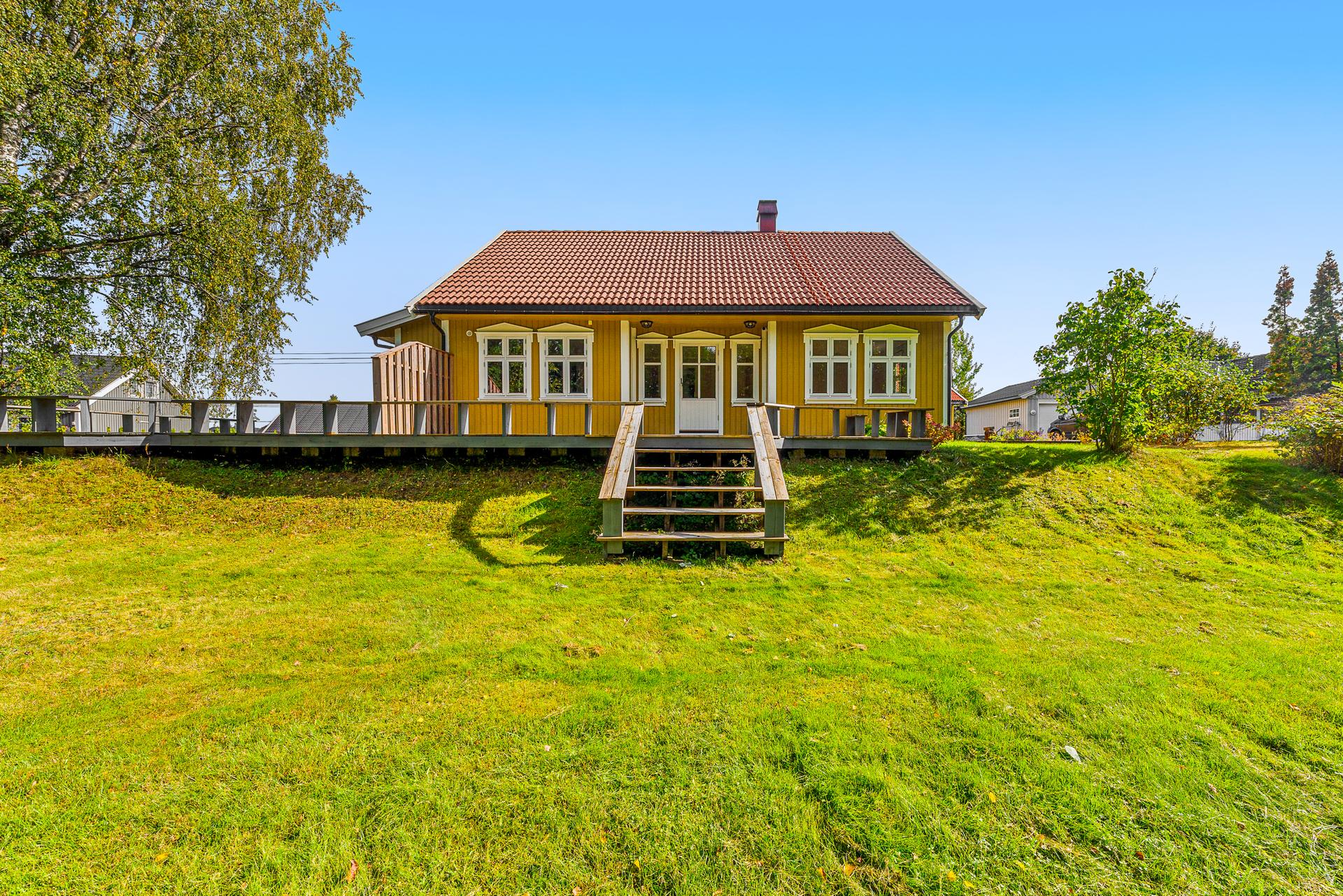 Innholdsrik enebolig fra 2001 med innbydende planløsning og store uteområder.. Bilde nummer 2 av 3