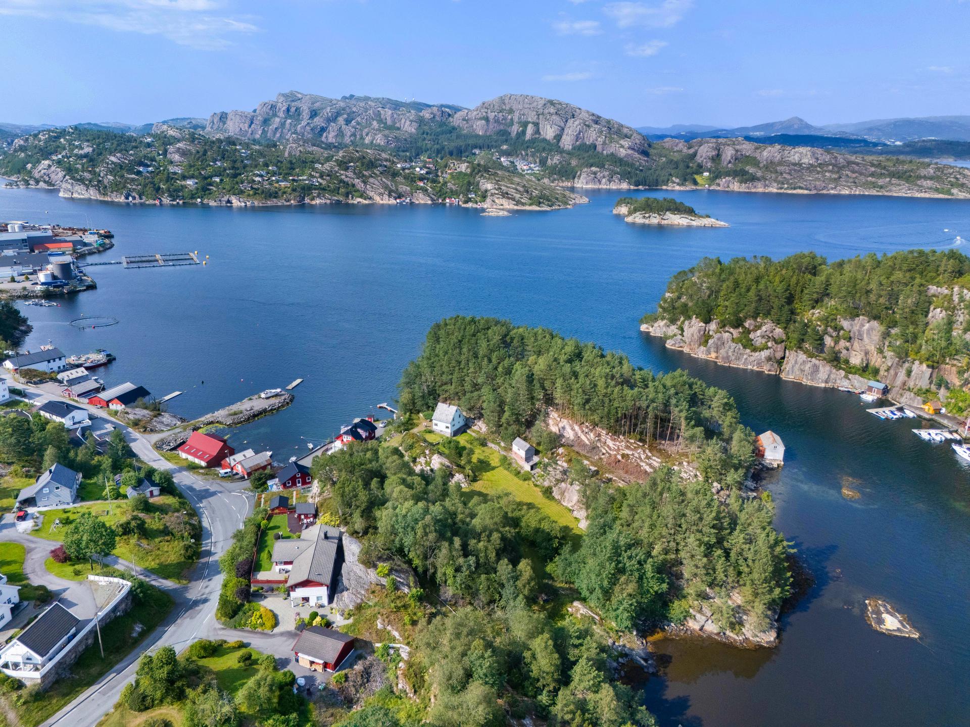 Enebolig fra ca. 1938 med renoveringsbehov. Idyllisk og skjermet eiendom.. Bilde nummer 3 av 3