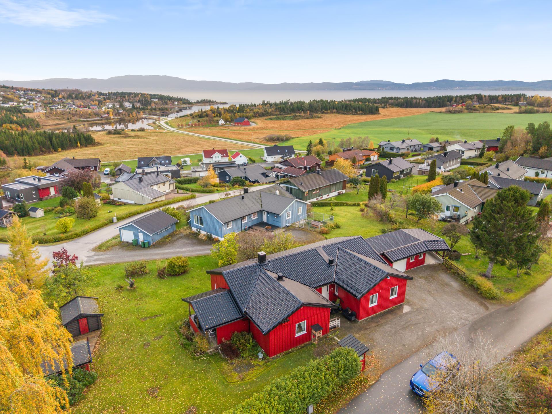 Det ble lagt ny taktekking på hus og garasje i 2023. . Bilde nummer 2 av 3