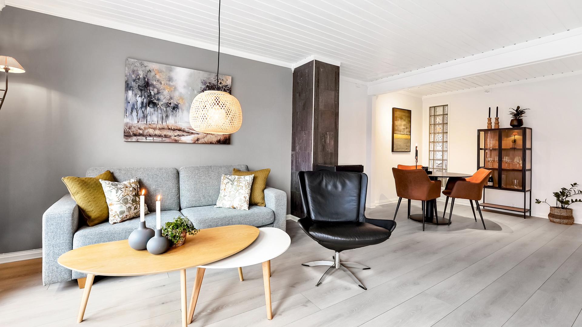Romslig stue med god plass til sofagruppe og spisestue. . Bilde nummer 2 av 3