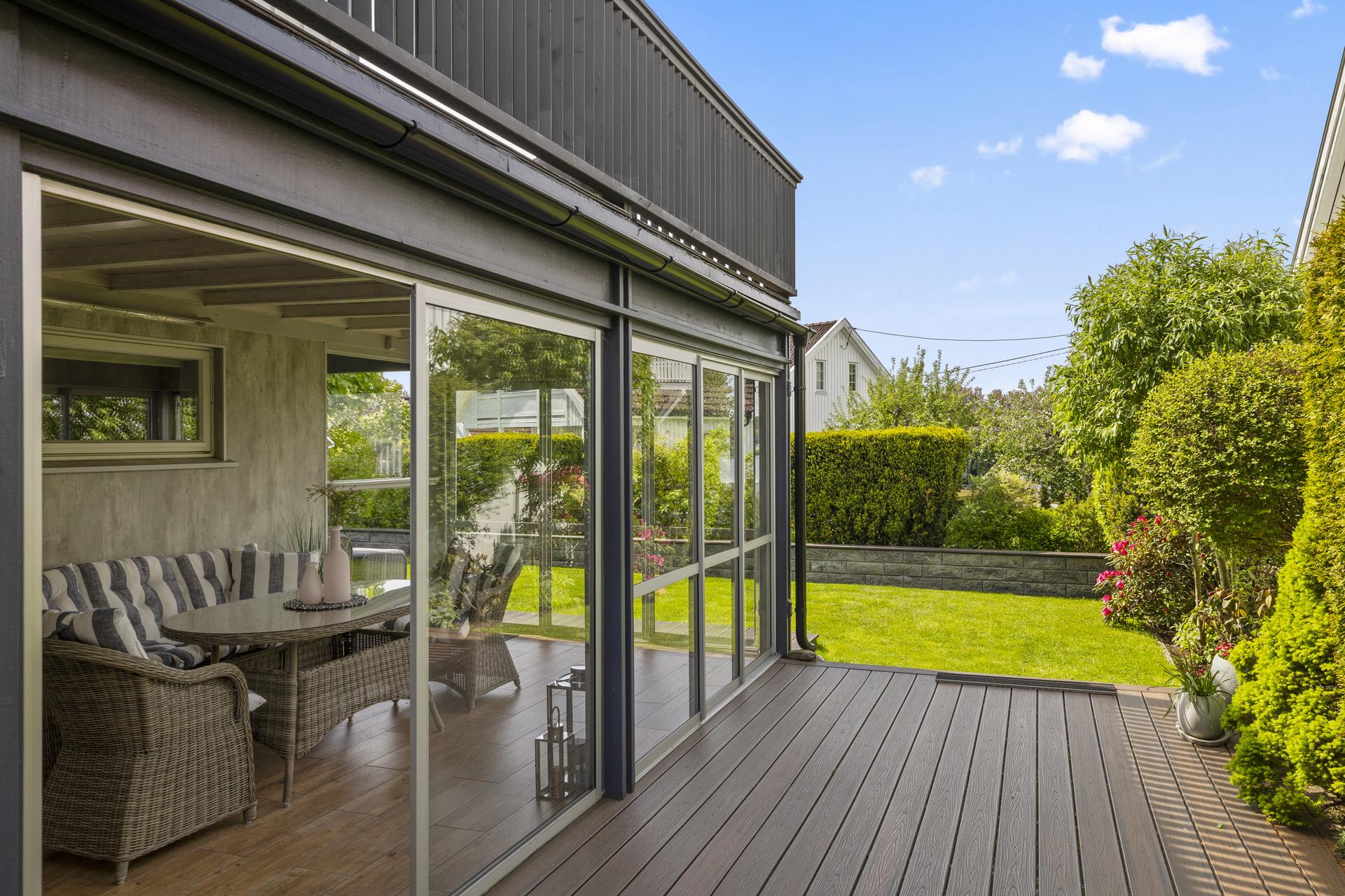 Fra underetasjen er det utgang til en terrasse på 25 m² i komposittbord, videre atkomst til hageområdet.. Bilde nummer 3 av 3