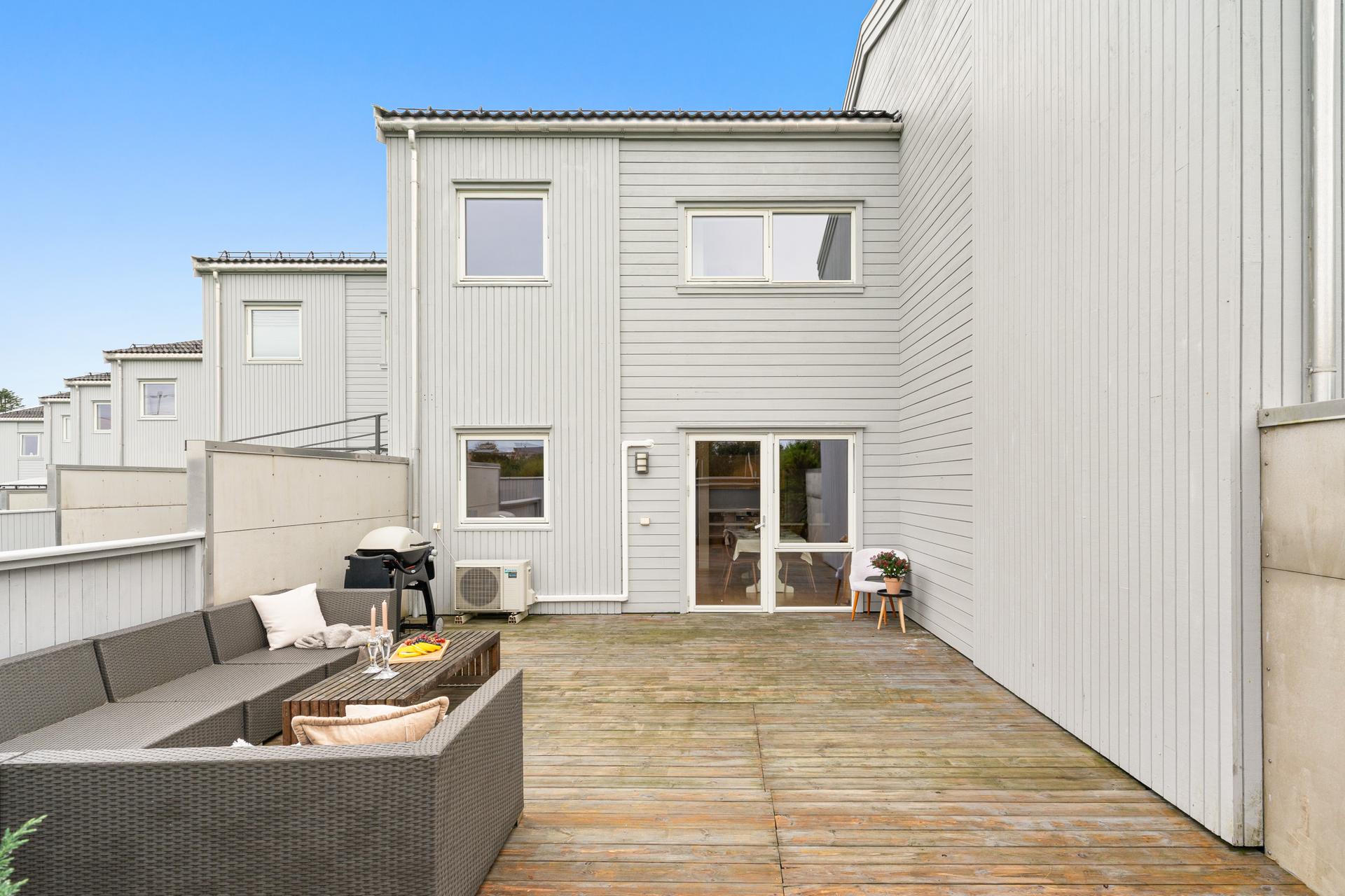 Rekkehus over to plan fra 2015 med romslig terrasse og direkte adkomst fra stuen.. Bilde nummer 2 av 3