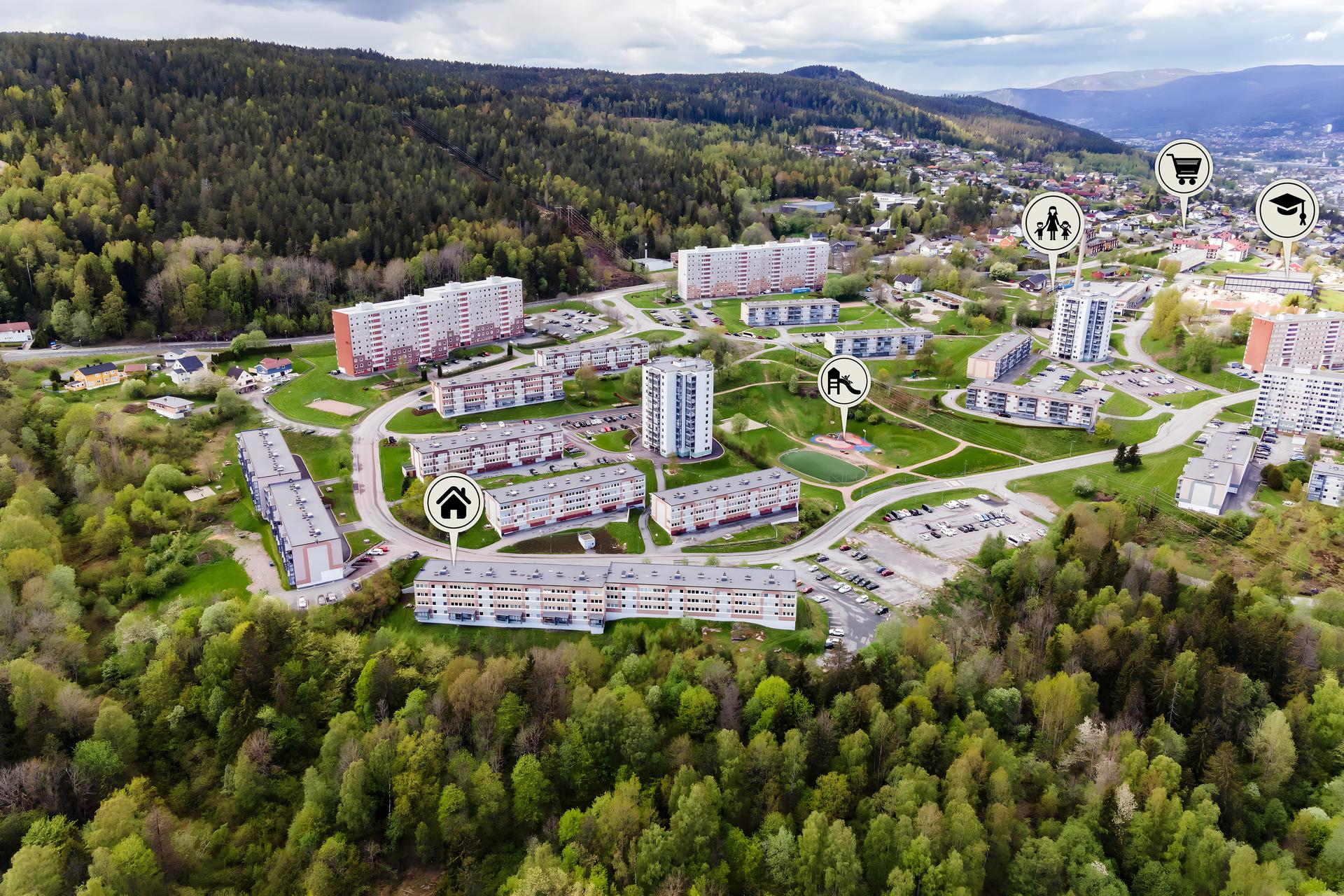 Andelsleilighet med innglasset balkong, beliggende i et etablert boligområde på Fjell med kort vei til skoler, butikker etc.. Bilde nummer 2 av 3