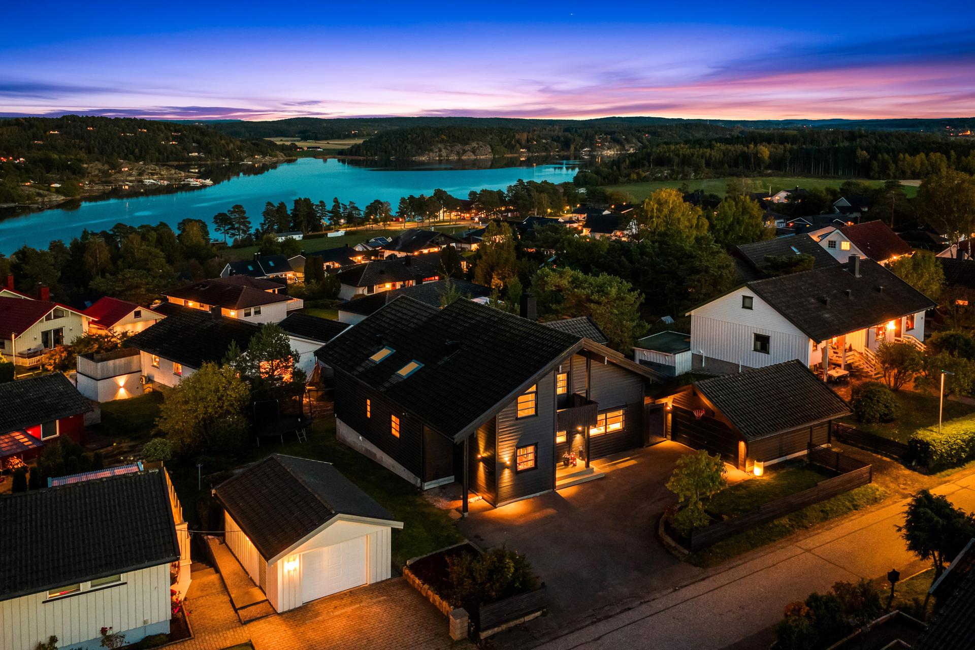 Velkommen til Notveien 26. En arkitekttegnet enebolig med markant særpreg, påkostede materialvalg og utsikt mot vannet. Presentert av EiendomsMegler 1 v/Heidi Gangfløt. Foto: Fotoetcetera AS.
. Bilde nummer 1 av 3