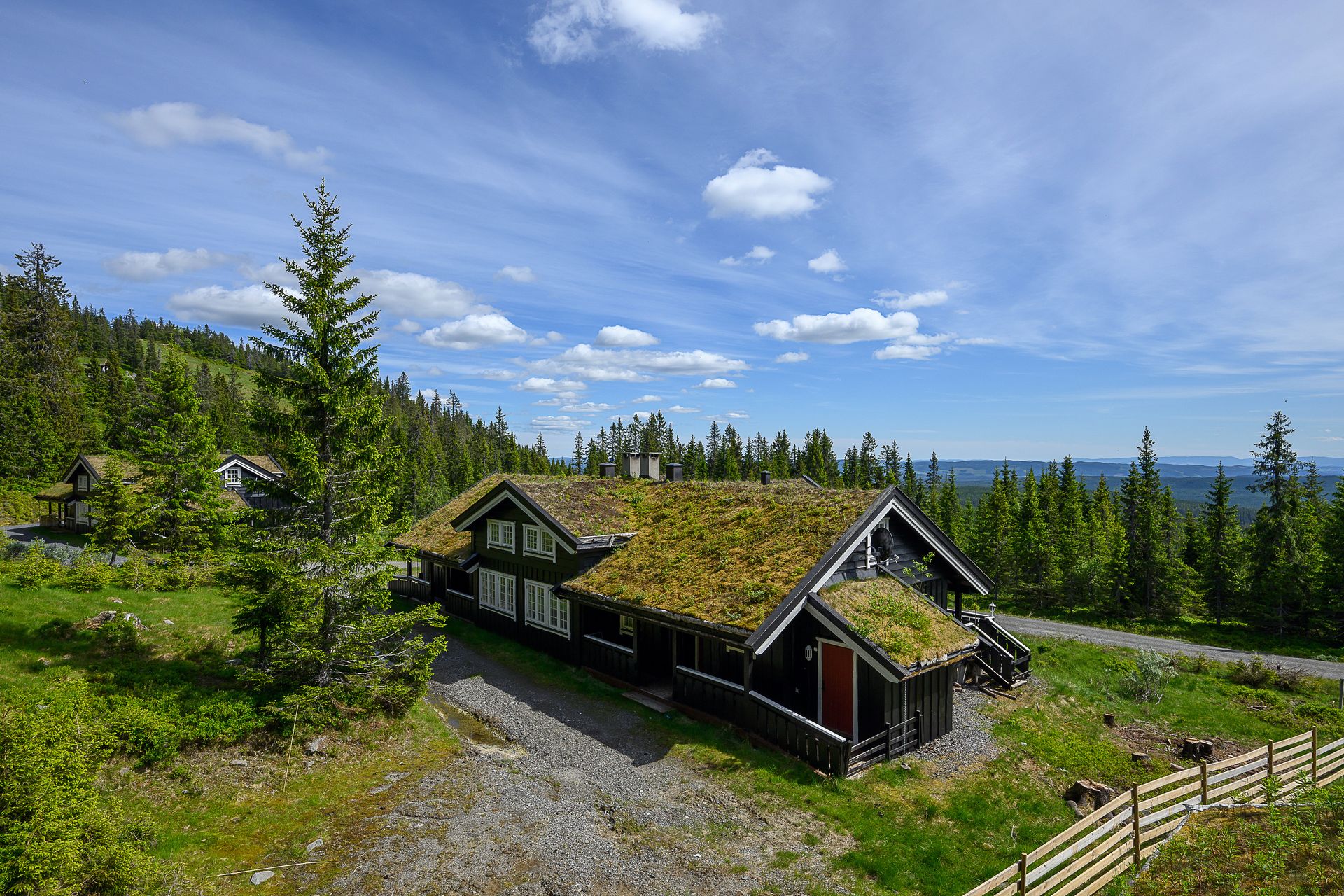 En romslig og tradisjonsrik hytte med stor terrasse og flott beliggenhet på Sjusjøen.. Bilde nummer 2 av 3