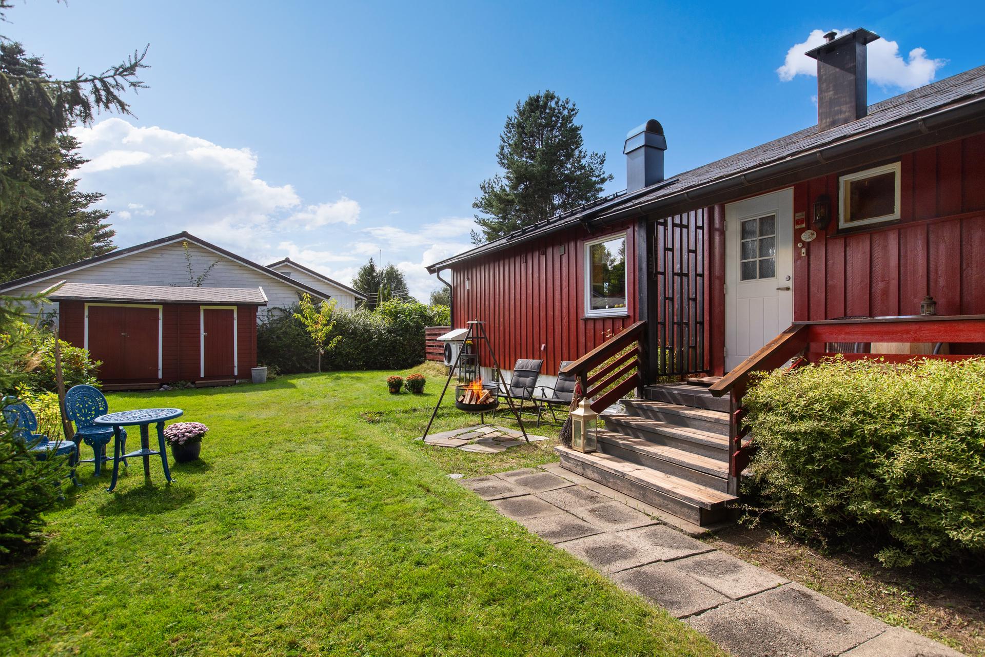 På eiendommen er det oppført garasje og bod med et samlet areal på 25 m².. Bilde nummer 3 av 3