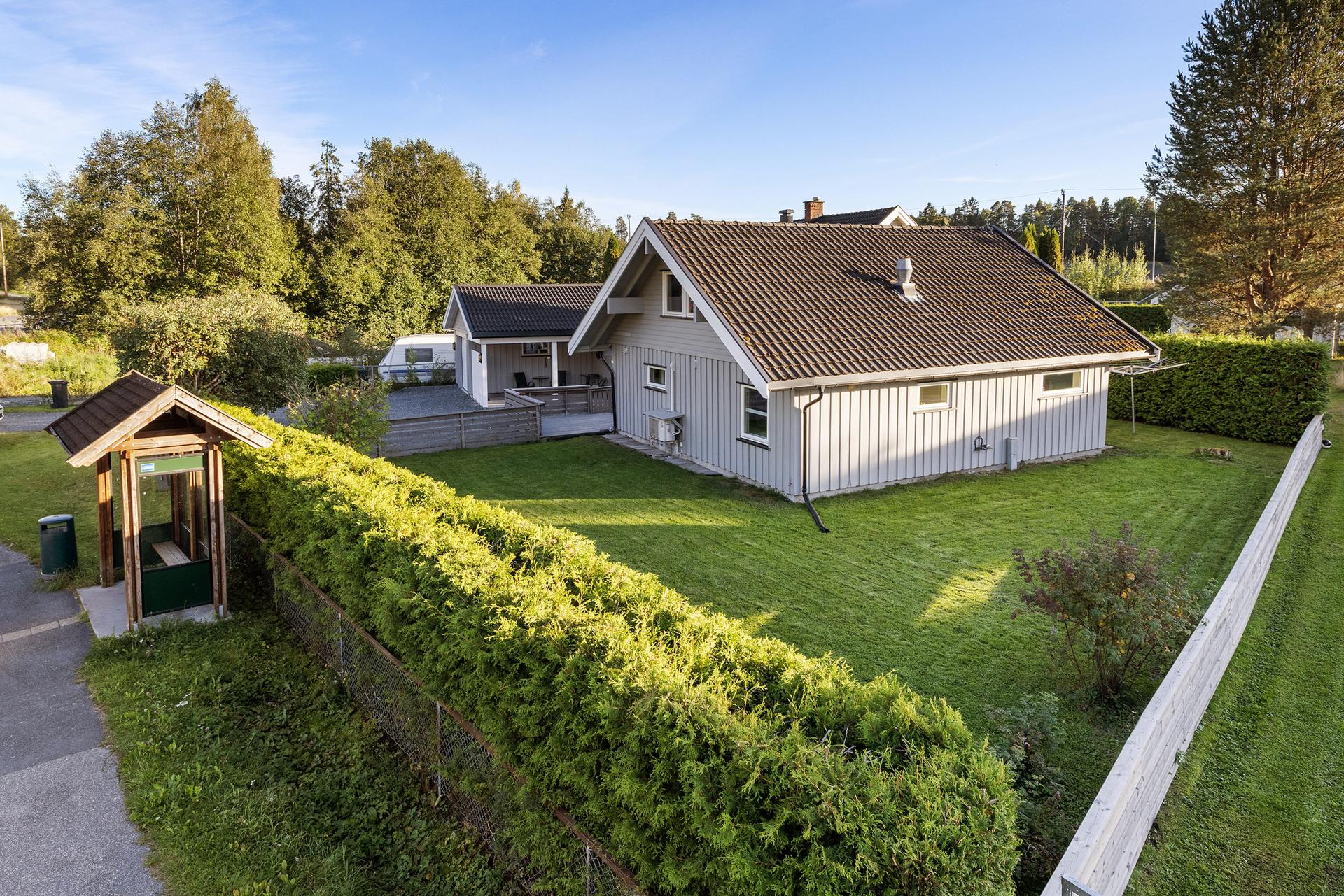 Enebolig over to plan med flat tomt, frittstående garasje og tilliggende carport oppført i 2020.. Bilde nummer 2 av 3