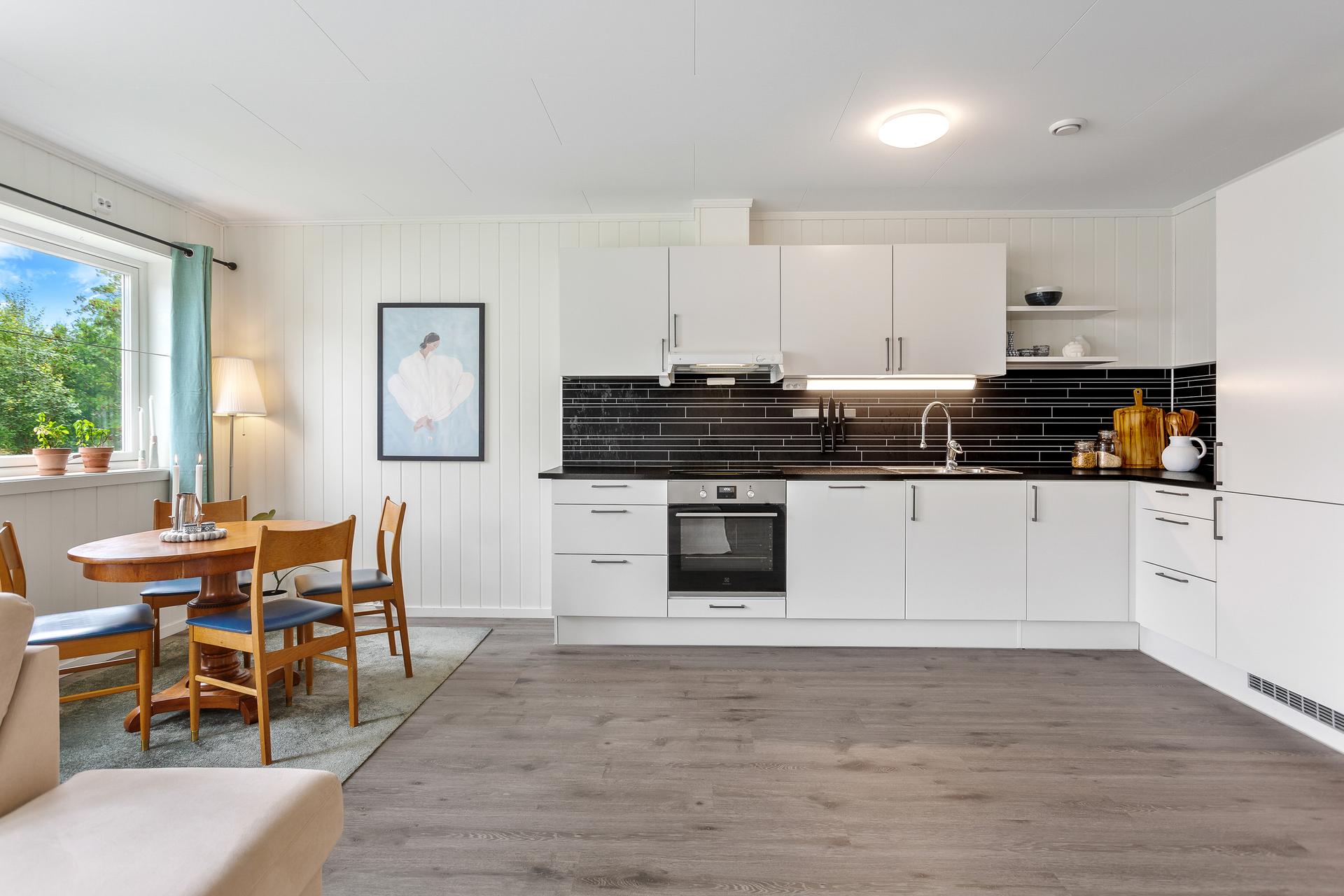 Stuen og kjøkkenet er samlet i en åpen løsning med god plass til spisebord.. Bilde nummer 3 av 3