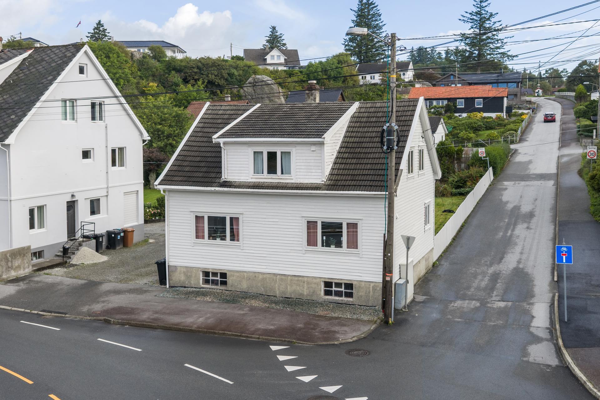 Velkommen til Solbergvegen 2, presentert av Eiendomsmegler 1 Karmøy v/ Ingeborg Gangsøy Pedersen. Foto: Vestbris. Bilde nummer 1 av 3