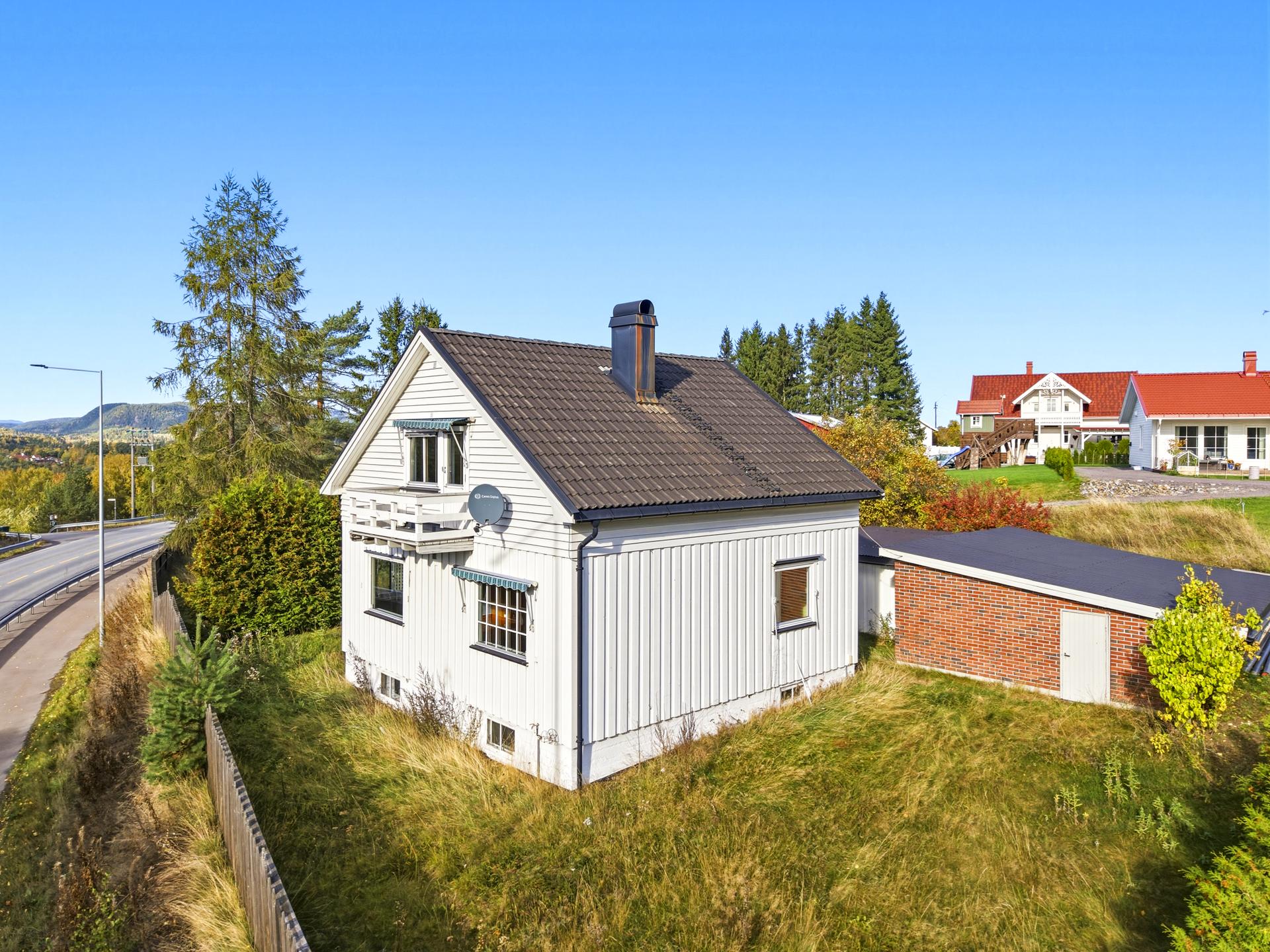 Frittliggende enebolig over tre plan i landlige omgivelser like sør for Åmot.. Bilde nummer 2 av 3