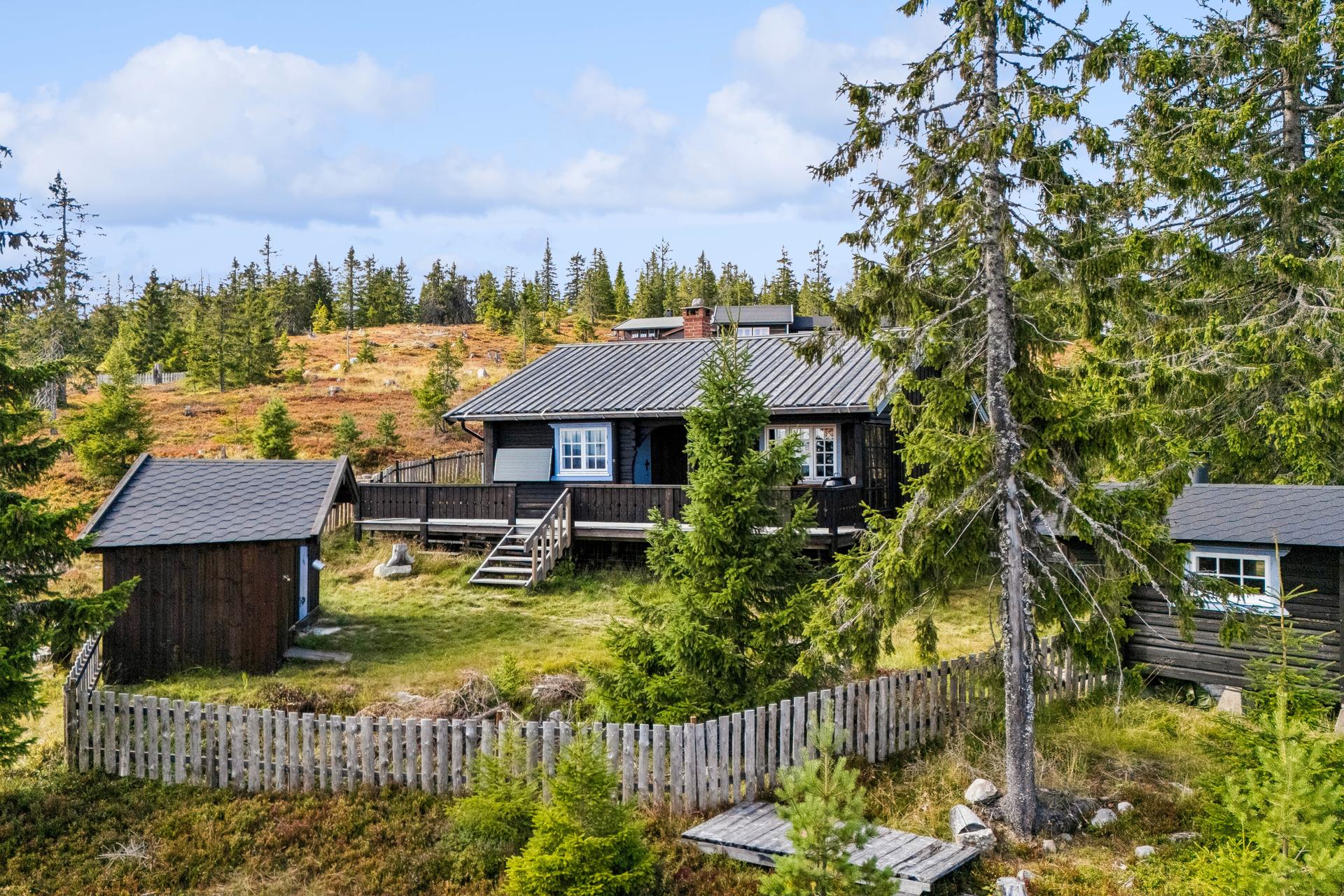 Oversikt over eiendommen med hytte, anneks og uthus.. Bilde nummer 2 av 3